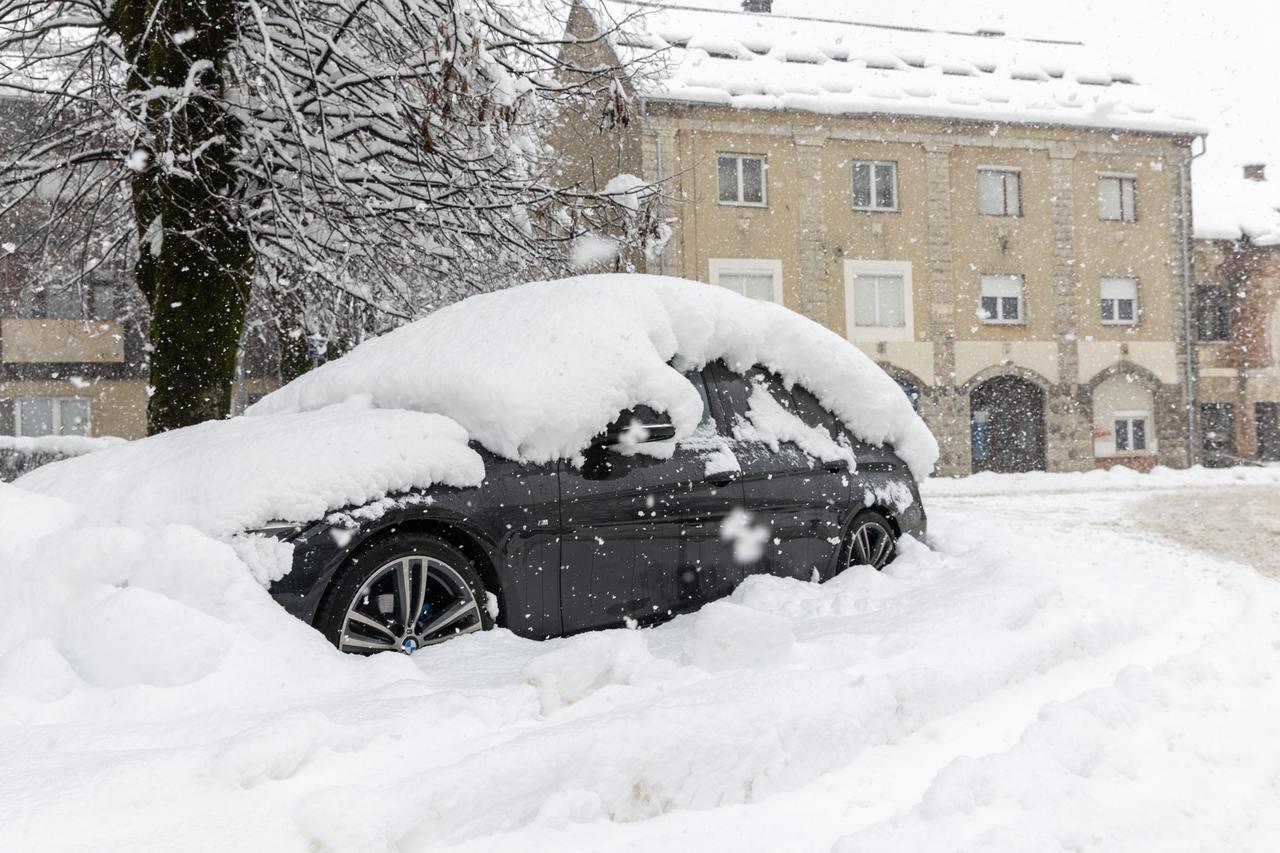 Gospić pod debelim snijegom, jutros izmjerena 23 centimetra