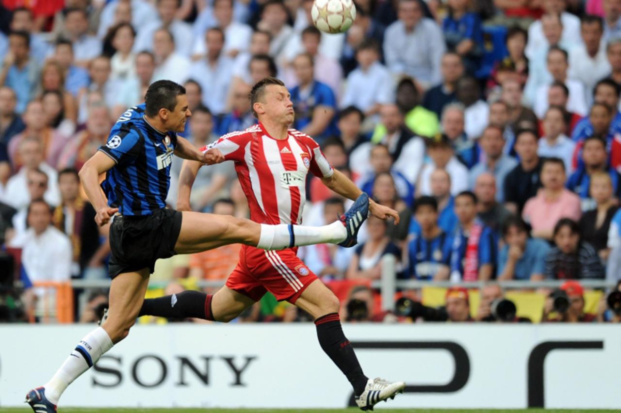 'Bayern Munich\'s Croatian striker Ivica Olic (R) and Inter Milan\'s Brazilian defender Lucio Da Silva Ferreira Lucimar vie for the ball during the UEFA Champions League final football match Inter Mil