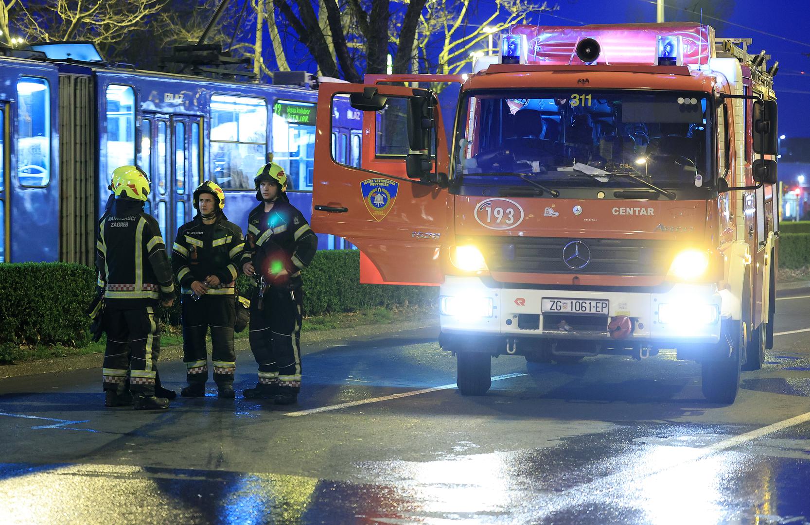 13.03.2024., Zagreb - Vatrogasci ugasili pozar osobnog automobila u Vukovarskoj ulici kod krizanja s Heuinzlovom. Photo: Marko Prpic/PIXSELL