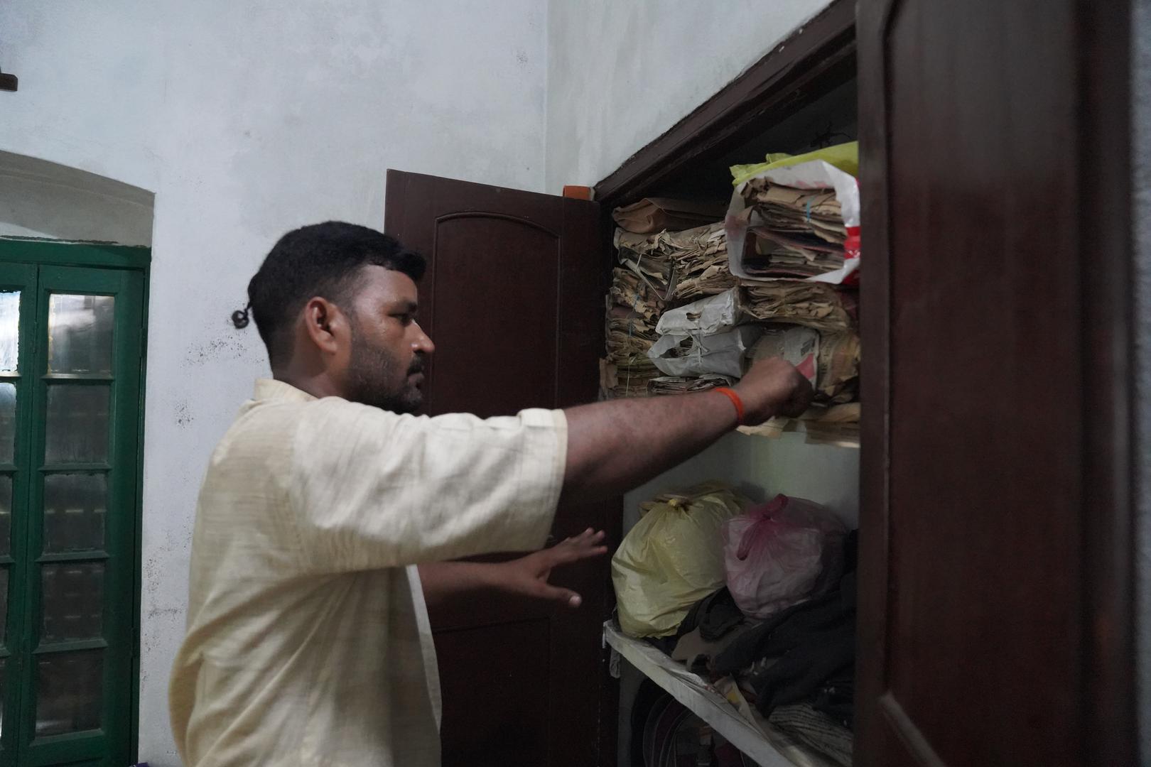 19 July 2024, India, Varanasi: The Hindu priest Kalikant Dubey writes down the names of all the people who come to the Mukti Bhawan (House of Salvation) to die. Photo: Anne-Sophie Galli/dpa Photo: Anne-Sophie Galli/DPA