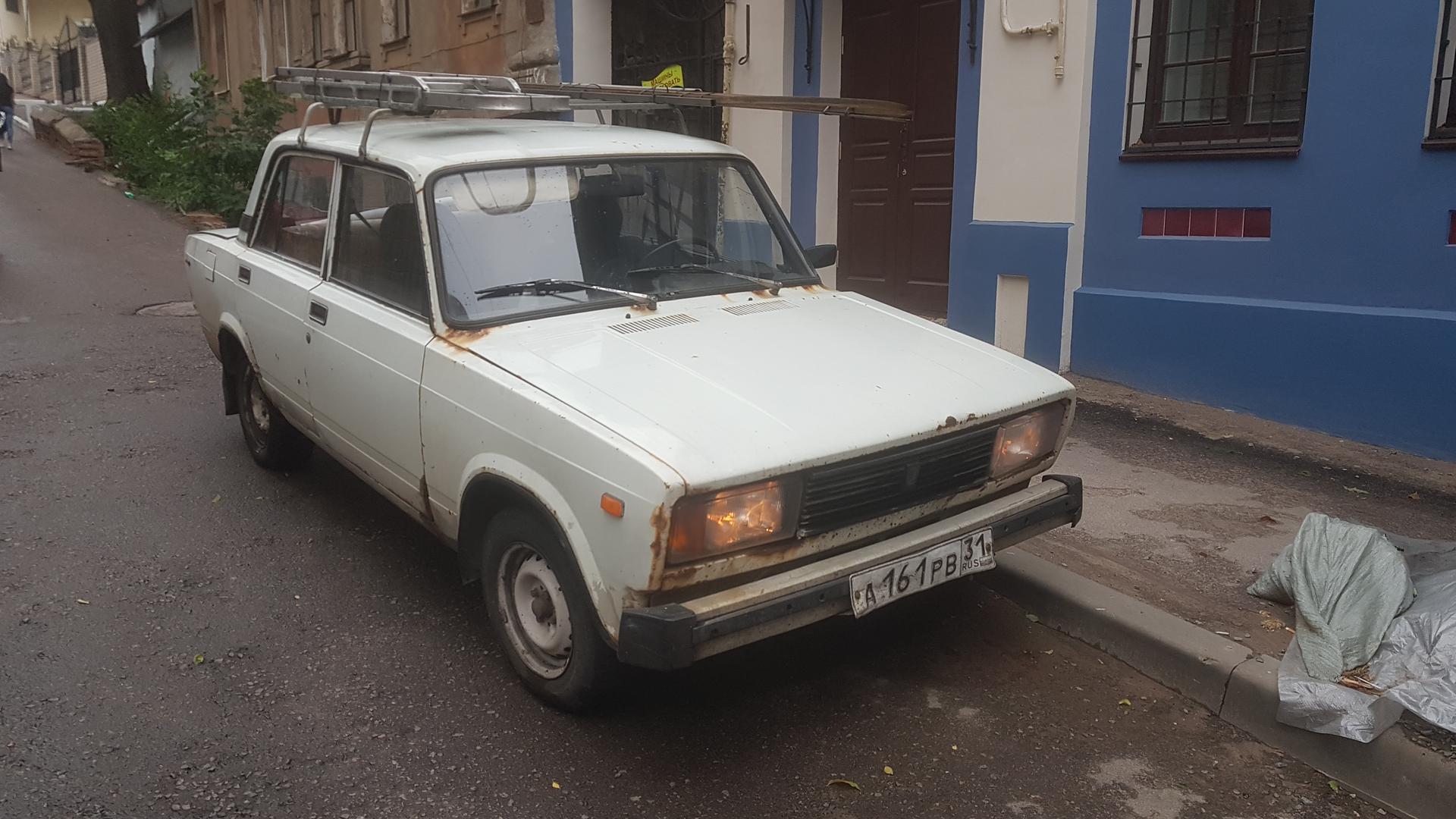 Mnogi ruski gradovi zbog aktualnog svjetskog prvenstva u nogometu jako su "ušminkani", ali našli smo i brojne znakove siromaštva. Iako se na ruskim cestama može vidjeti svakakvih vozila, od onih najluksuznijih pa srednje klase, nama je za oko zapeo visoki postotak prastarih automobila.