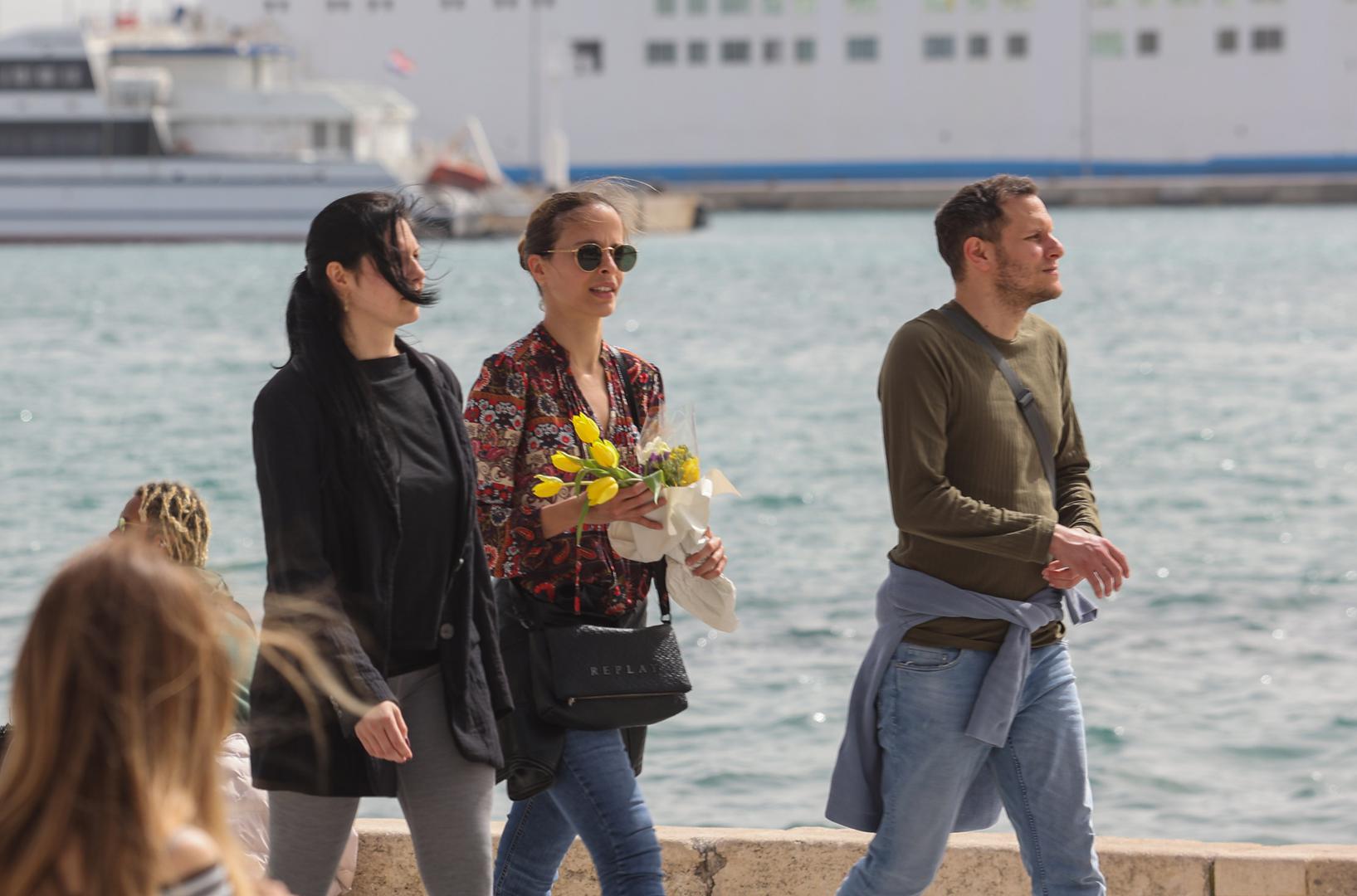 Središte Splita poznato je navijačko okupljalište, a ljudi su sunčani dan iskoristili i za šetnju