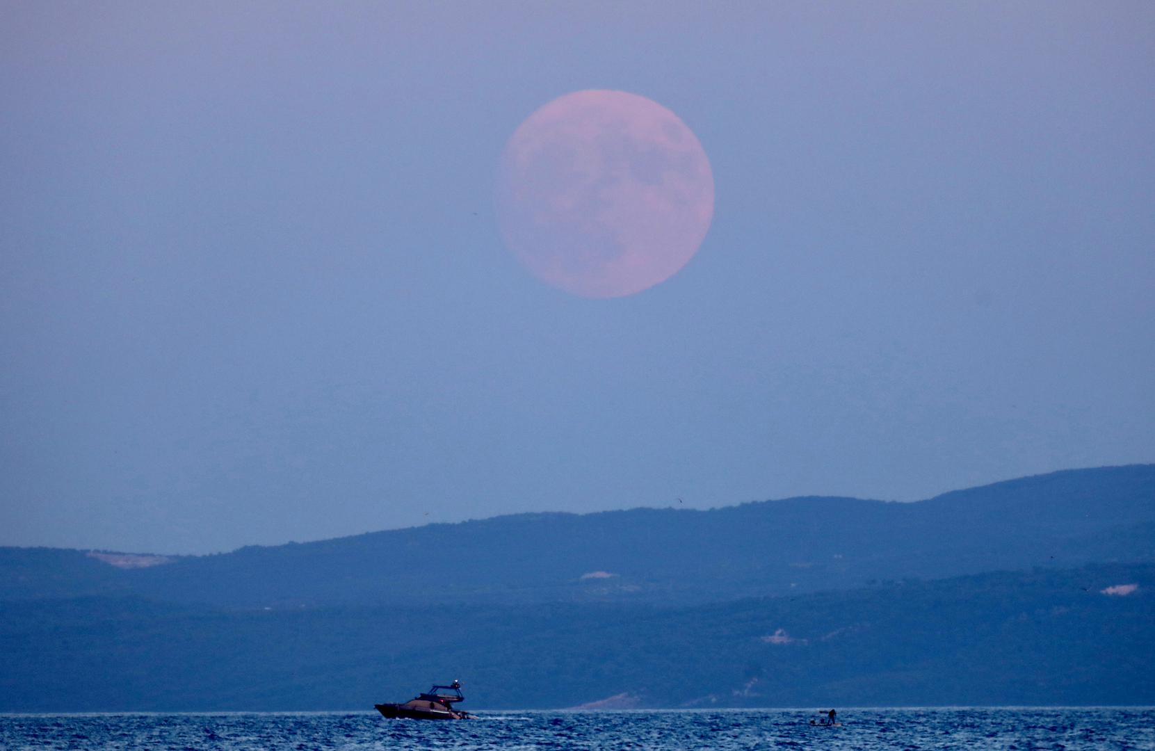 31.07.2023., Split - Pogled na izlazak punog mjeseca nad morem. Photo: Ivo Cagalj/PIXSELL