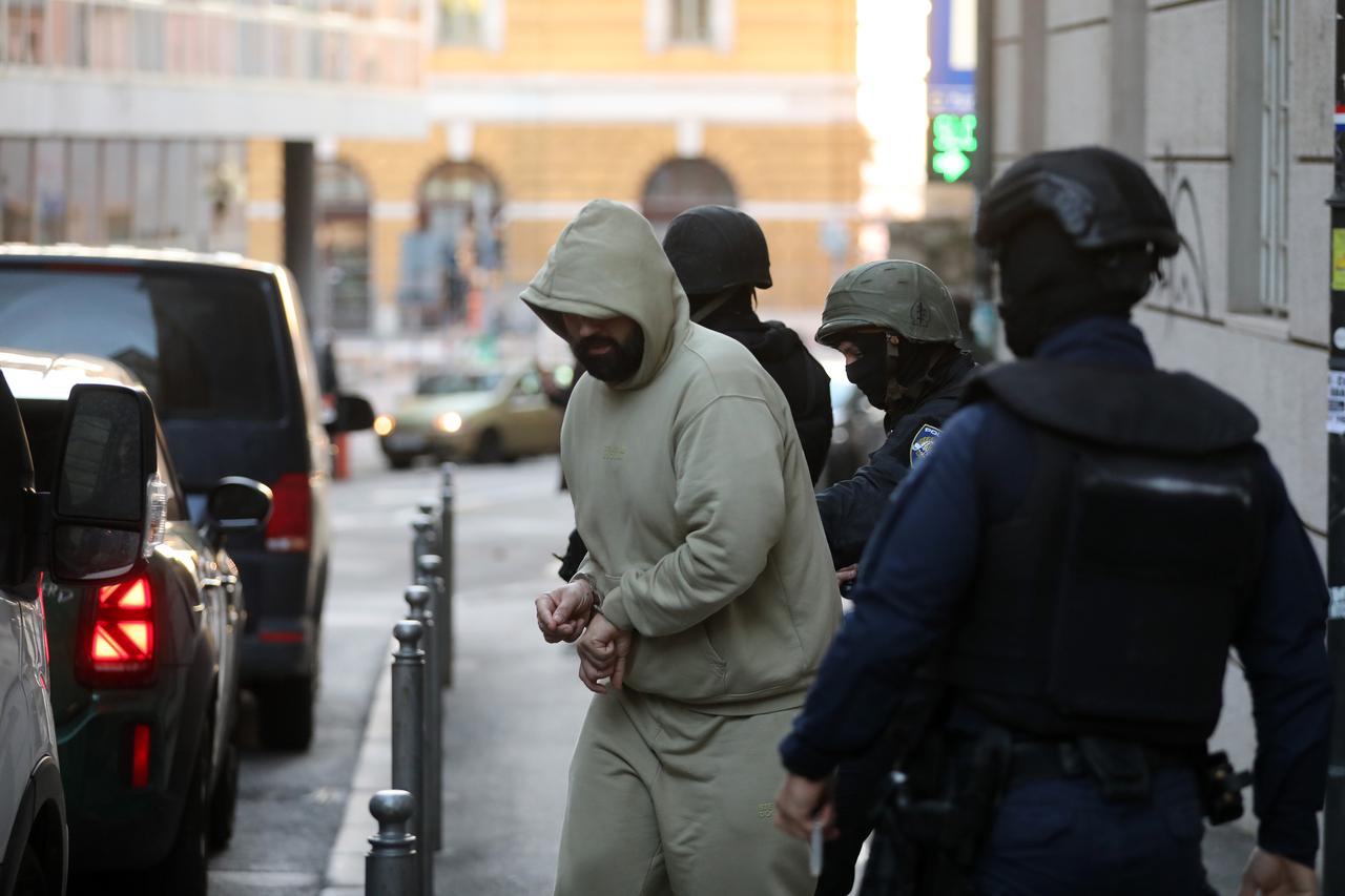 Rijeka: Osumnjičenik za trgovinu drogom izlazi iz USKOK-a u pratnji policije