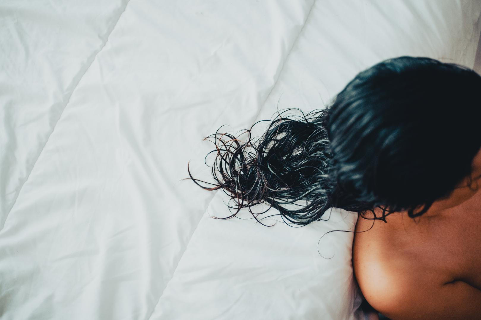 Spavanje s mokrom kosom: ‘Uvijek osušim kosu prije spavanja’, rekla je Zubritsky, ‘Spavanje s mokrom kosom stvara vlažno okruženje, koje je pogodno za razvoj bakterija i gljivica, što može dovesti do bolesti poput tinea capitisa ili pogoršati stanje poput seboreičnog dermatitisa, uzrokovanih gljivicama ili kvascima na vlasištu’. Tinea capitis je lišaj na vlasištu, dok seboreični dermatitis može uzrokovati ljuskave mrlje na vlasištu.