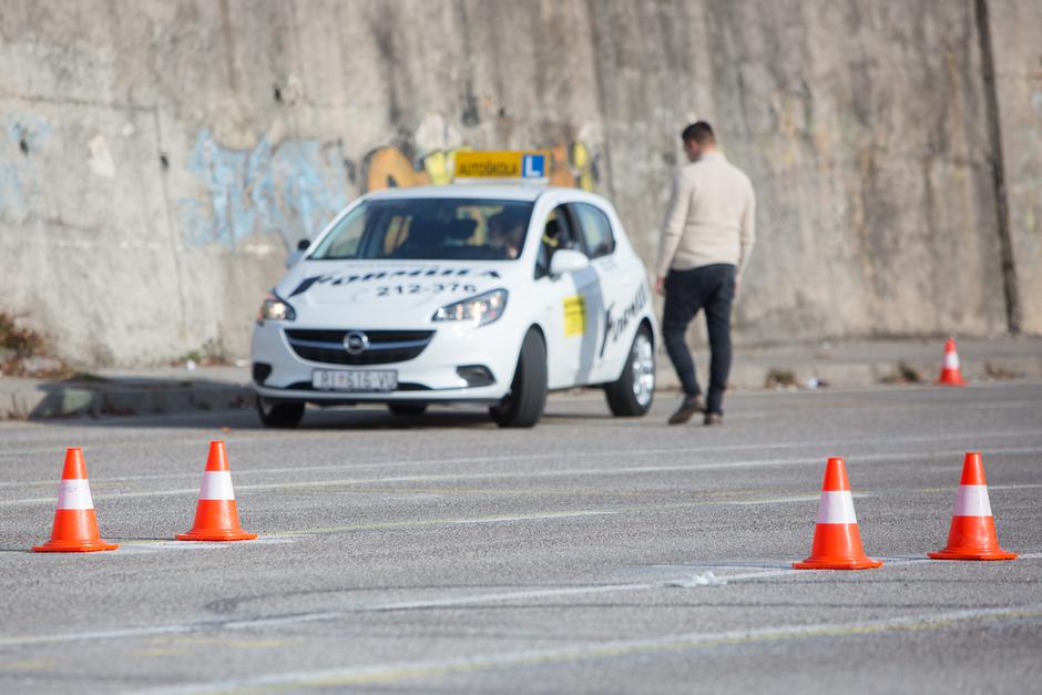 Prakti?na obuka voza?a na poligonu autoškole