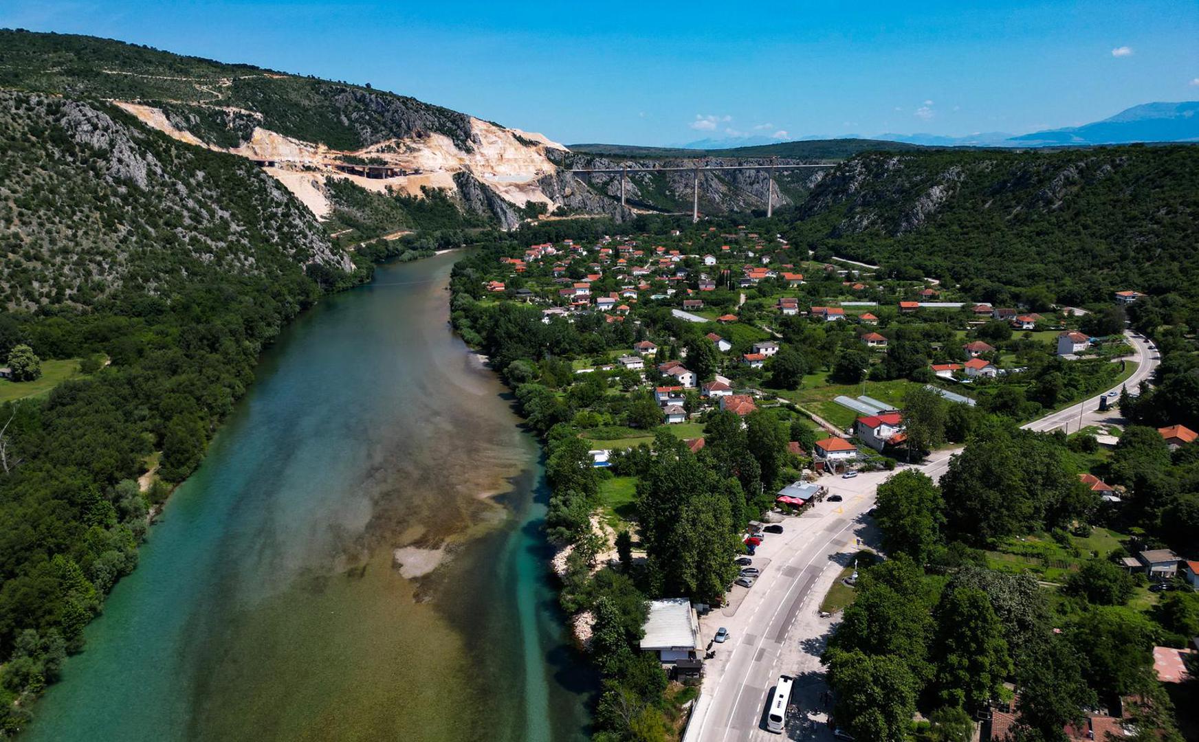 18.06.2023.,Capljina -  Jedan od najvisih mostova u regiji, most Pocitelj uskoro ce biti  spojen s lijevom obalom Neretve. Most Pocitelj visok je nesto vise od stotinu metara, dok njegova duzina iznosi 918 metara. Most ce imati dva vozna traka u svakom smjeru, te je projektiran za brzinu do 130 kilometara na sat. Specificnost ovog mosta je da se citava sirina raspona nalazi na jednostrukom nizu stupova, tj, kolnici nisu fizicki odvojeni. Most Pocitelj najveci je objekt na koridoru Vc. 


 Photo: Denis Kapetanovic/PIXSELL