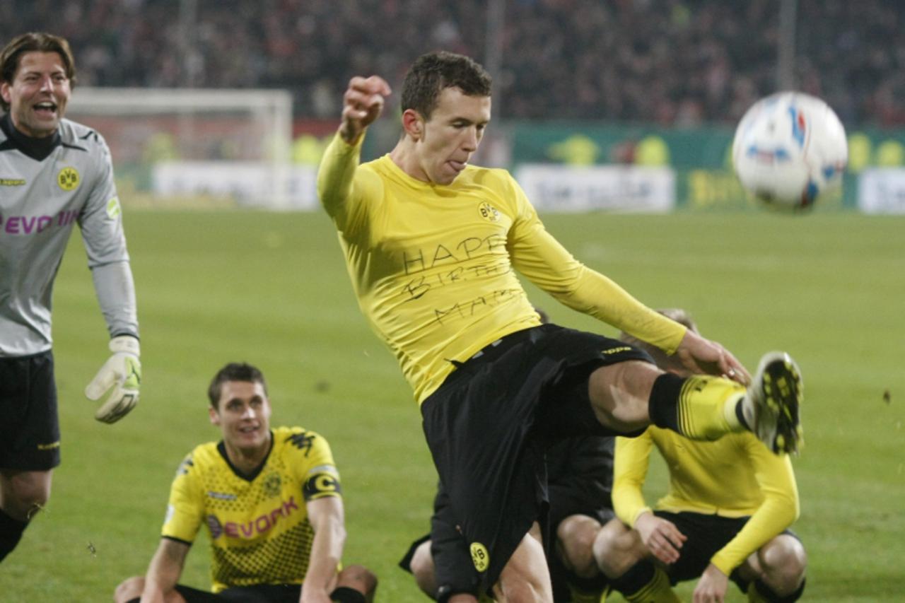 'Borussia Dortmund\'s goal keeper Roman Weidenfeller (L) watches Ivan Perisic shoot a ball into the crowd after beating Fortuna Duesseldorf in a penalty shoot-out in their German soccer cup DFB Pokal 