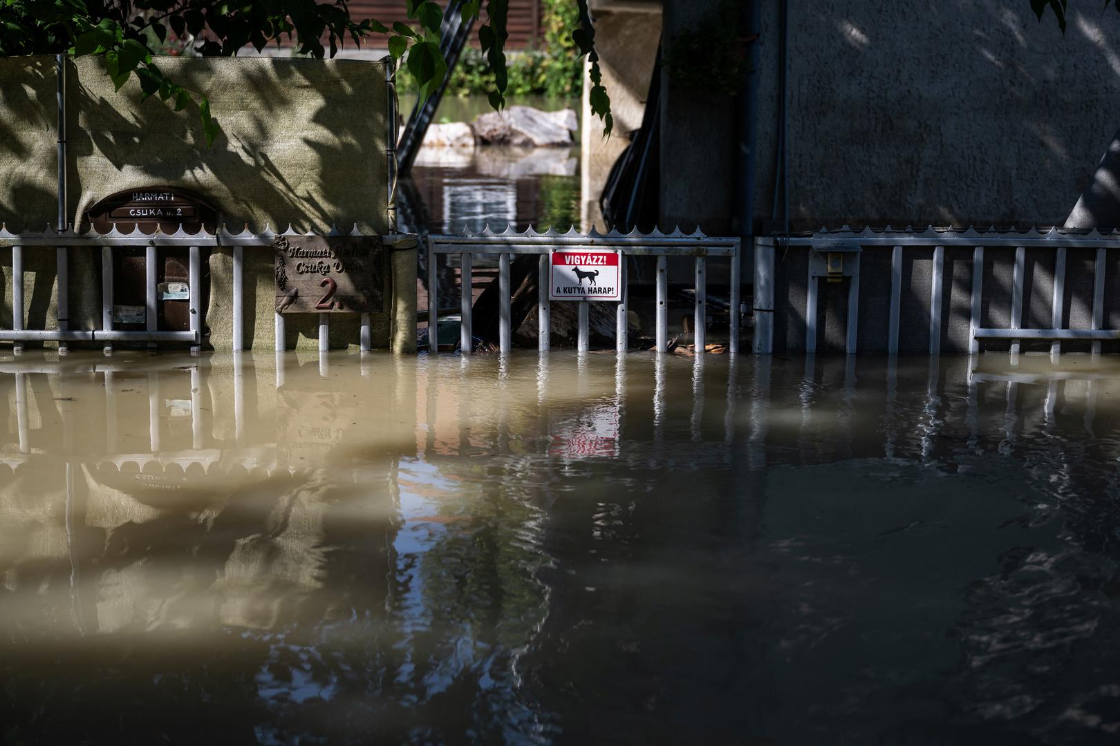 A view of a fence on a street flooded by the Danube River, in Veroce, Hungary, September 19, 2024. REUTERS/Marton Monus Photo: MARTON MONUS/REUTERS