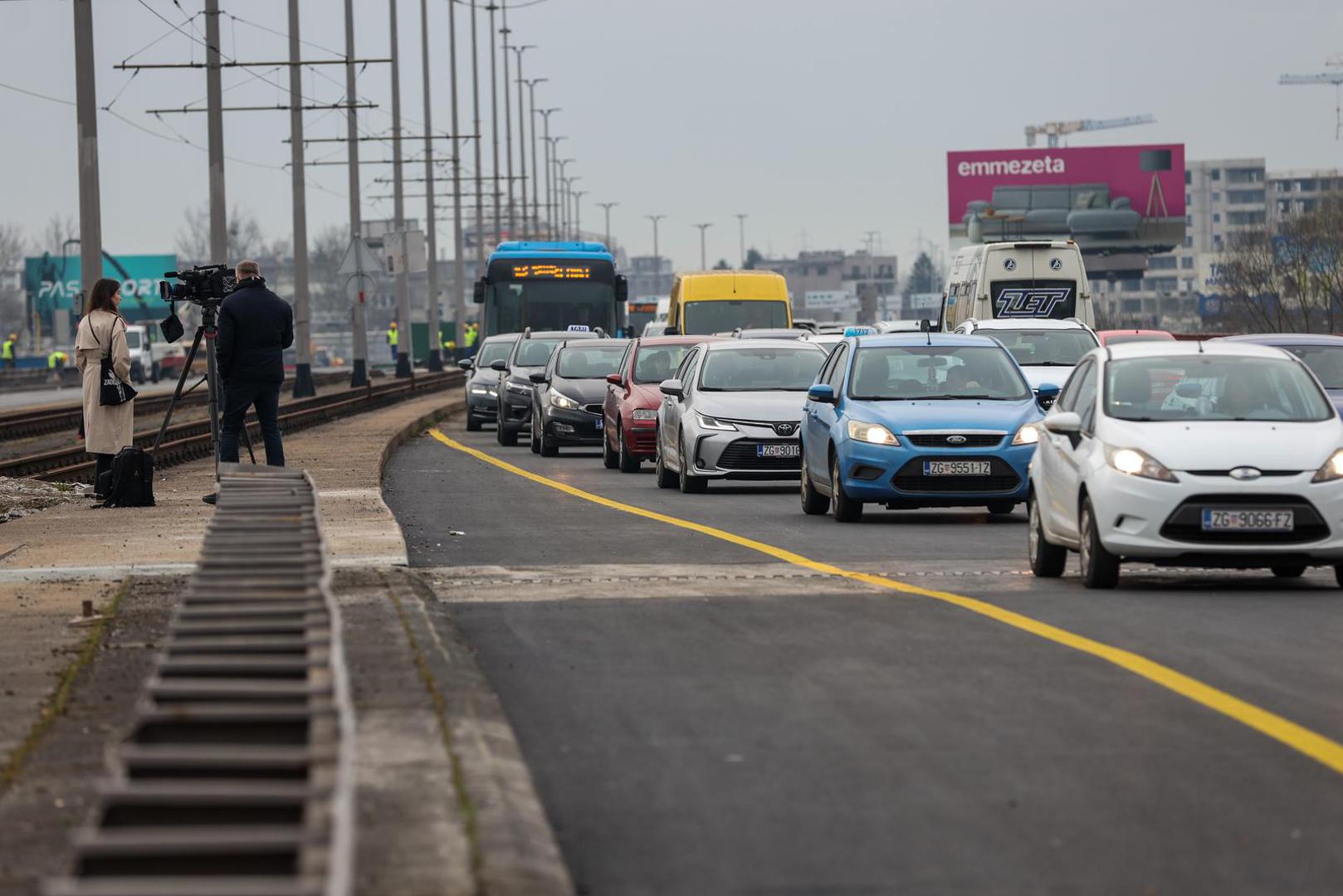 04.03.2024., Zagreb - Nova regulacija prometa radi radova sanacije prijelaznih naprava i izvanrednog odrzavanja Jadranskog mosta. Za vrijeme izvodjenja radova, za promet ce biti zatvoren istocni kolnik mosta, a sav promet odvijat ce se dvosmjerno po zapadnom kolniku, u dva prometna traka za svaki smjer. U zoni radova na Jadranskom mostu bit ce onemoguceno kretanje pjesaka i biciklista, koji ce biti preusmjereni preko starog Savskog mosta. Photo: Igor Kralj/PIXSELL