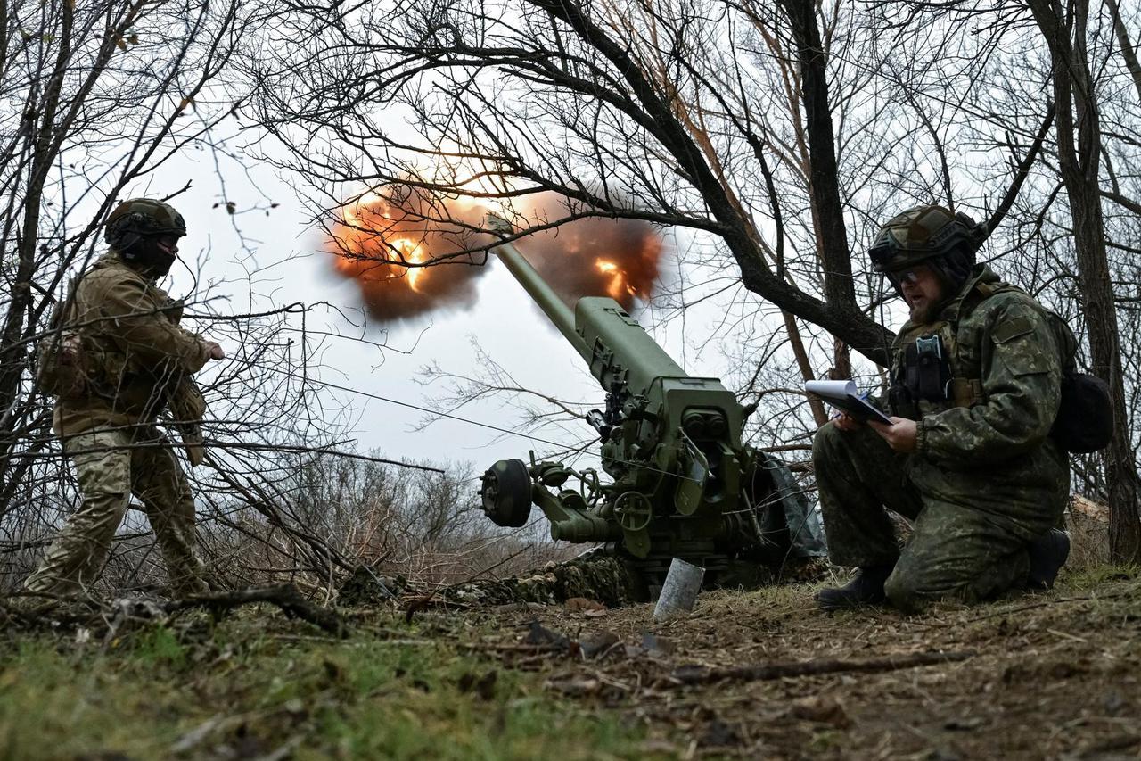 Servicemen fire a howitzer towards Russian troops at a position in a front line in Zaporizhzhia region