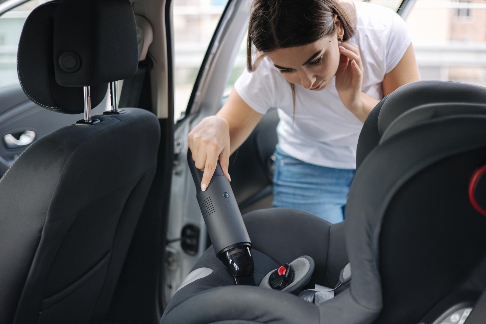 Ne uspiju li vam ove kućne čarolije riješiti problem, ipak ćete morati kupiti specijalzirano sredstvo ili odvesti automobil na profesionalno čišćenje.