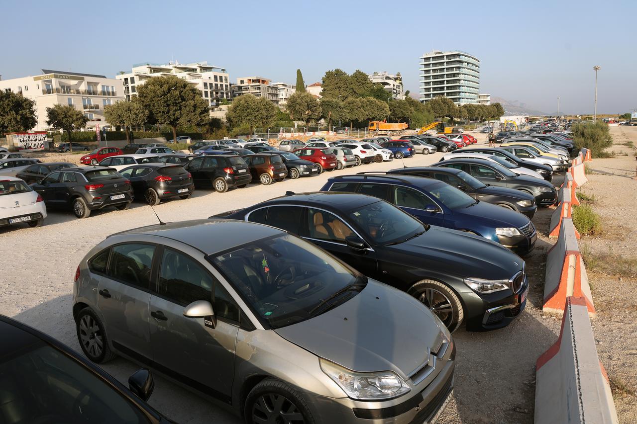 Split: Velik broj turista iskoristio je vrući vikend za plaže i osvježenje u moru