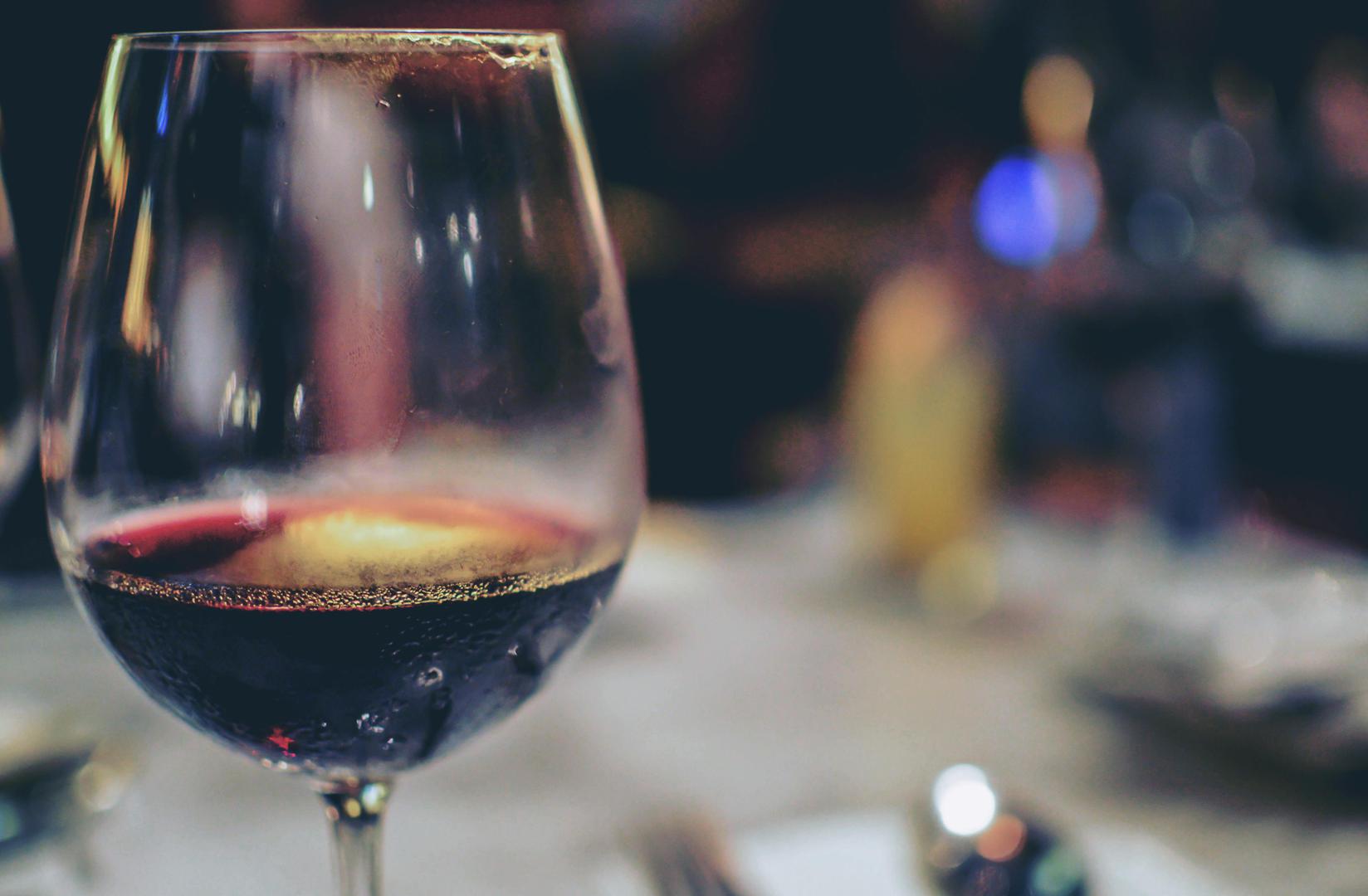 Crno vino poznato je po tome da blagonaklono djeluje na naš organizam, a posebice na zdravlje srca. No, to ne znači da imate izgovor za opijanje ili izbjegavanja tjelovježbe