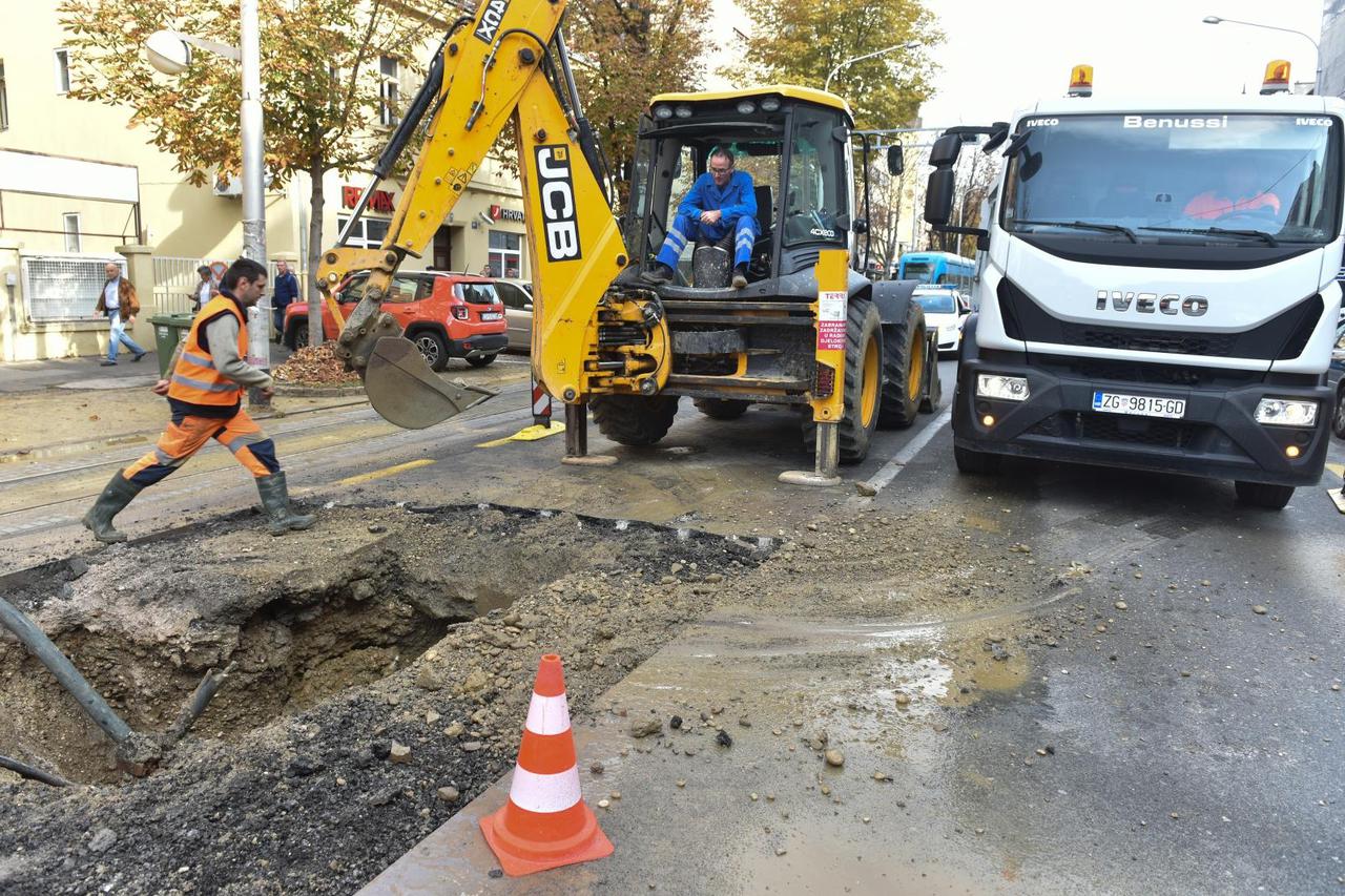 Puknuće cijevi na Maksimirskoj