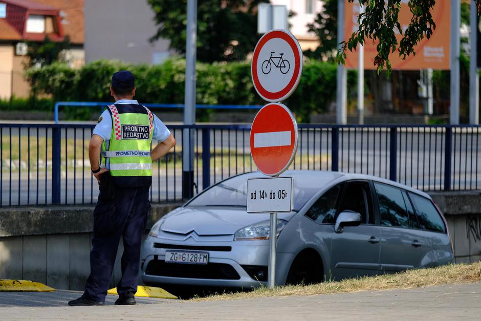 Obilazni pravac ispod podvožnjaka u Ulici Dubravica tijekom radova na Škorpikovoj