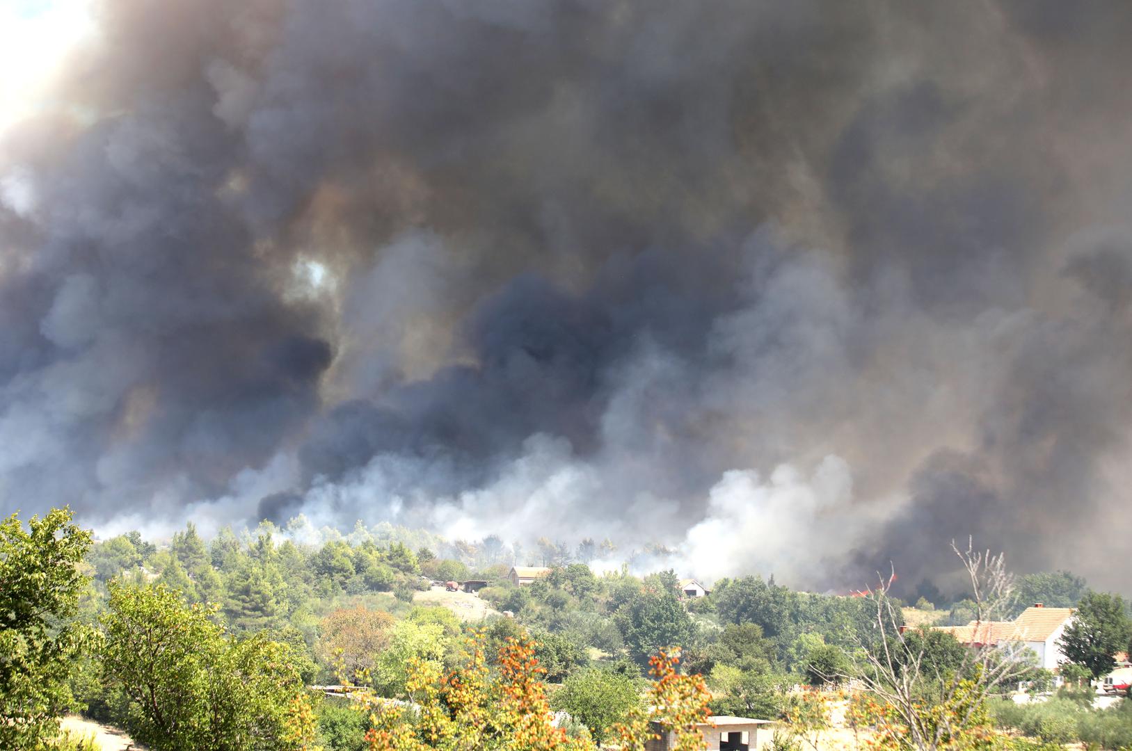 30.07.2024. Skradin - Kod Skradina, u naselju I?evo, izbio je veliki požar. Požarom je zahvacena trava, nisko raslinje i borova šuma. Požar gase cetiri kanadera. Vatra ozbiljno prijeti Bratiškovcima, ugrožavajuci kuce i imovinu.  Photo: Dusko Jaramaz/PIXSELL