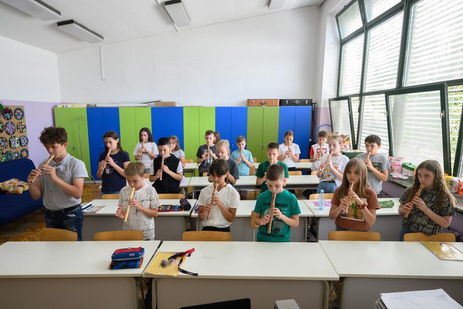 Zagreb: Učenici 4c razreda OŠ Otok na satu glazbenog sviraju blok flaute