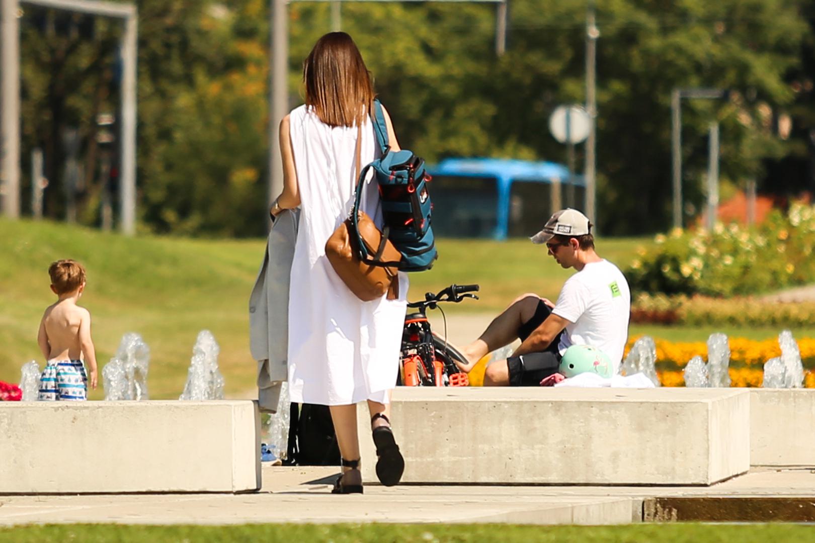 22.07.2022., Zagreb - Gradjani na razne nacine pronalaze spas od visokih ljetnih temperatura. Photo: Antonio Jakus/PIXSELL