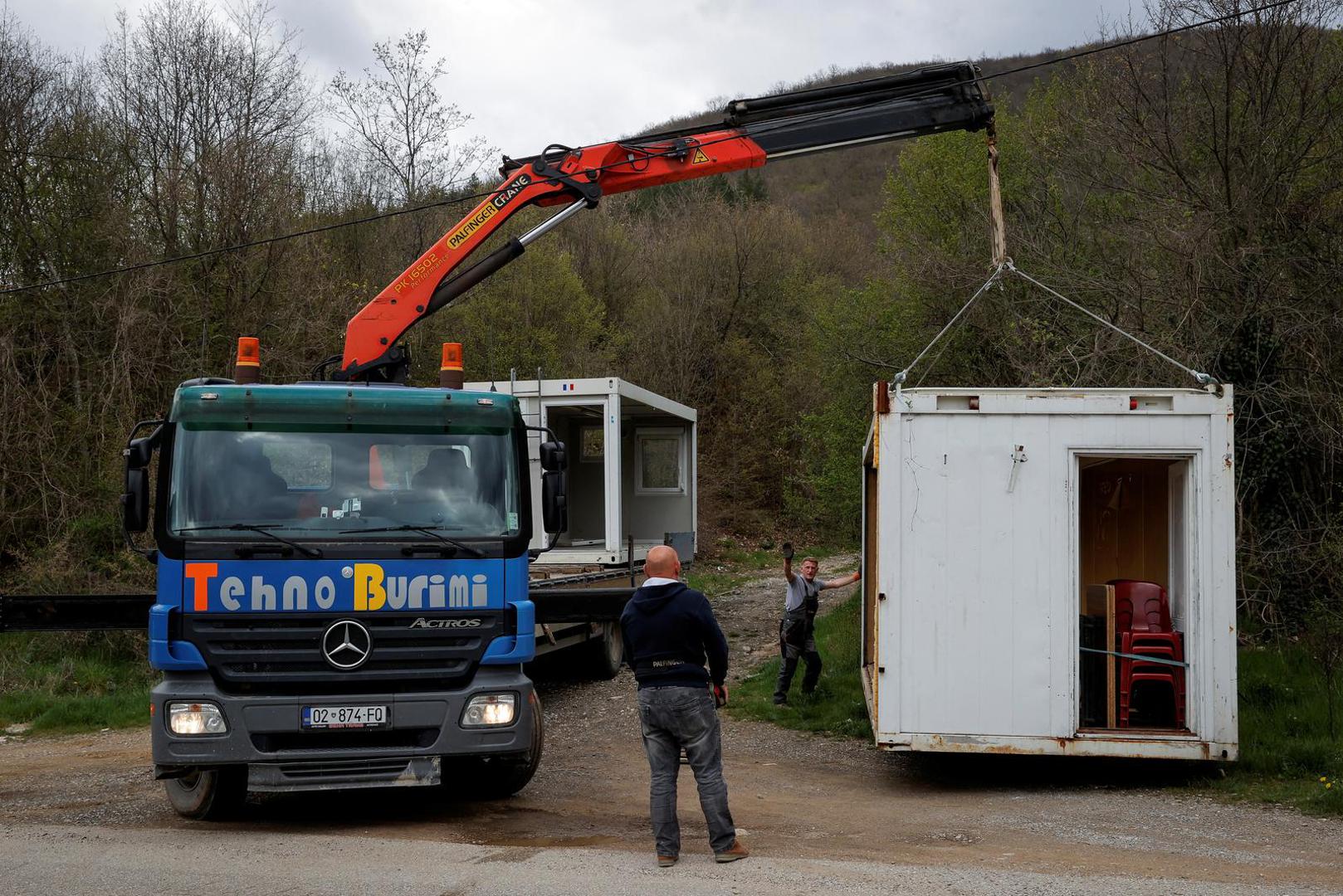 Workers backed up by Kosovo police officers install voting containers for the upcoming local elections in Zubin Potok, Kosovo, April 20, 2023. REUTERS/Valdrin Xhemaj NO RESALES. NO ARCHIVES. Photo: Stringer/REUTERS