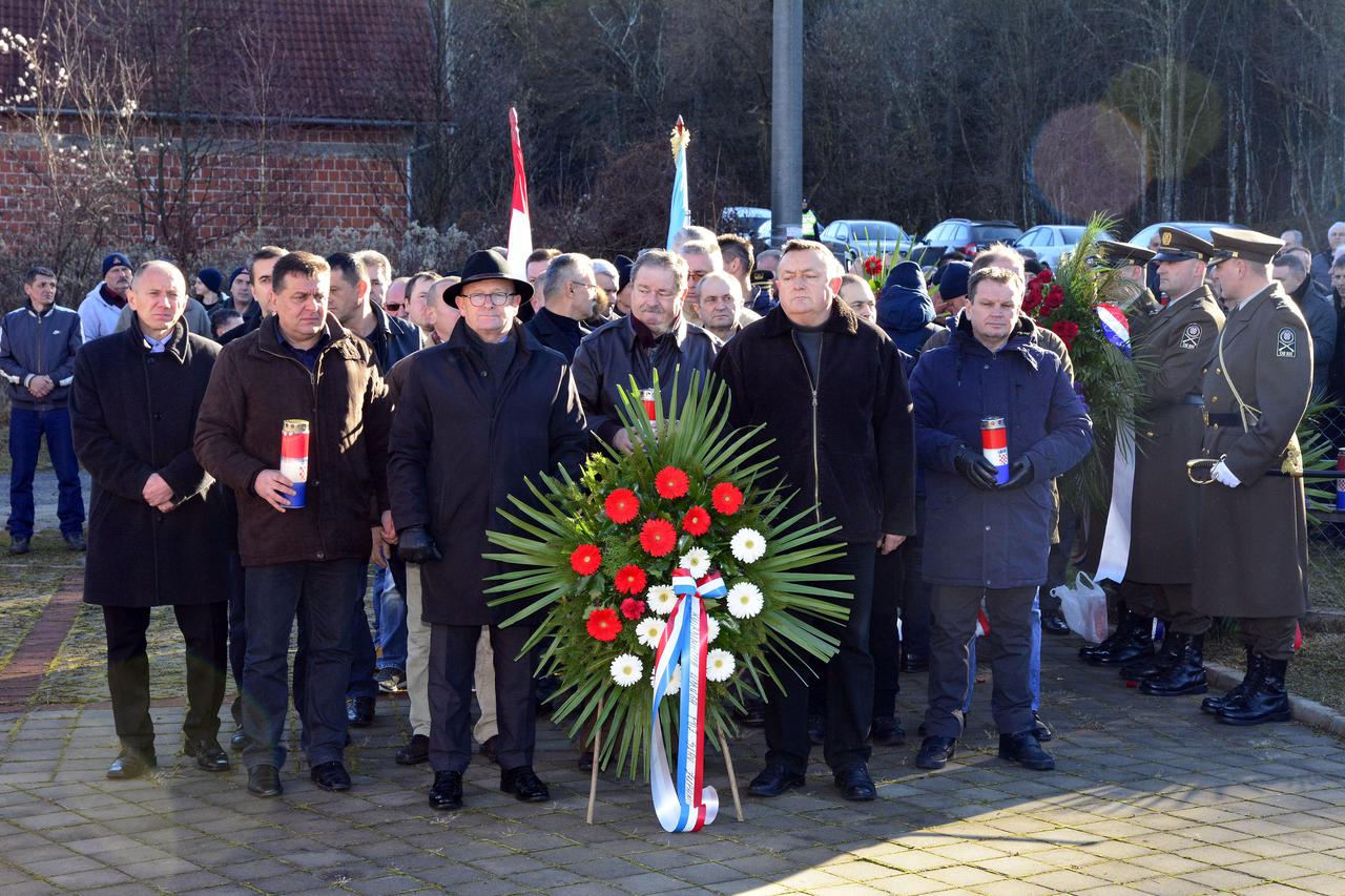 Bučje: Povodom 25. godišnjice oslobođenja logora postavljeni vijenci i zapaljene svijeće