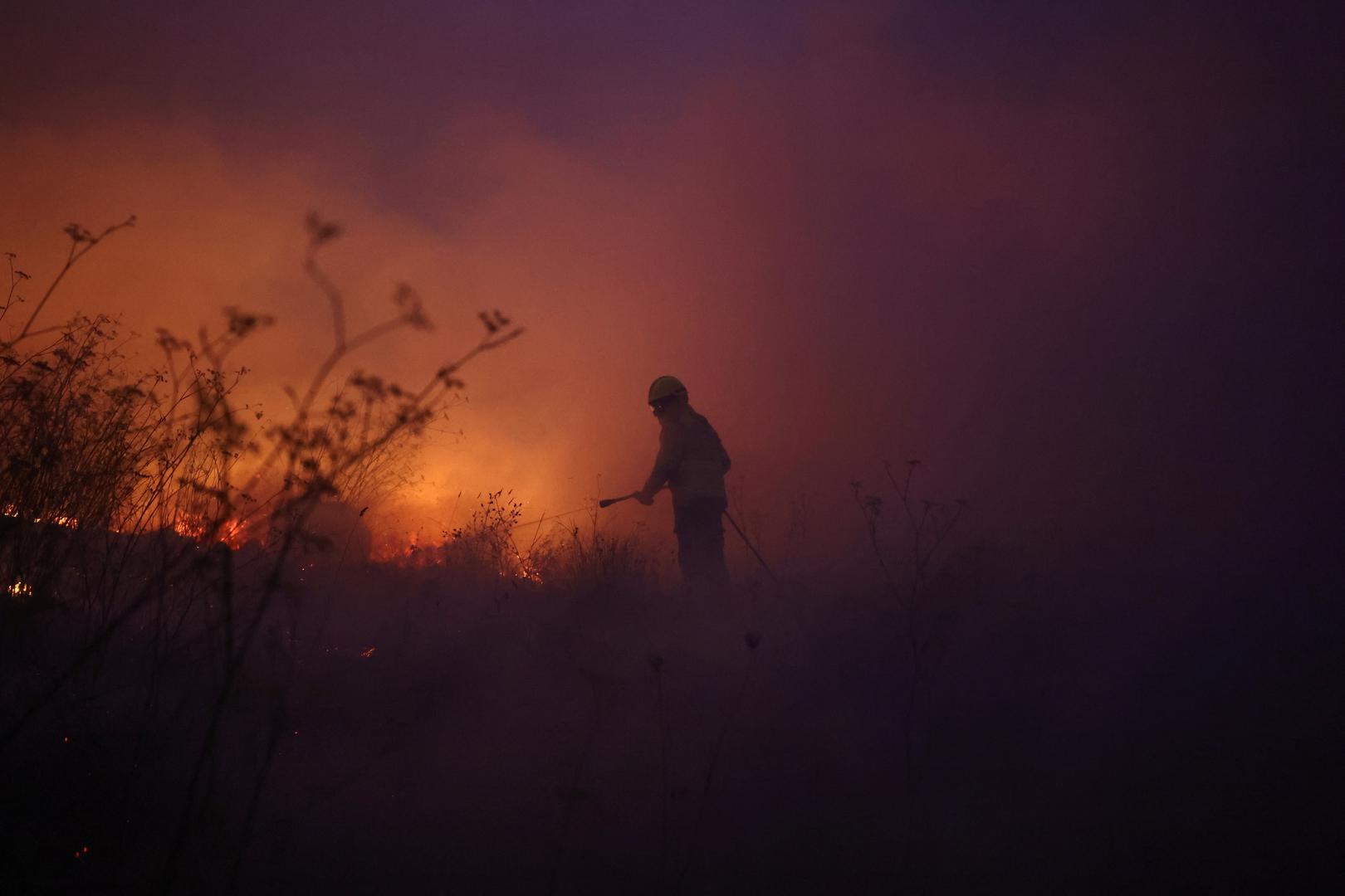 A firefighter works on a wildfire in Veiga, Agueda, Portugal, September 17, 2024. REUTERS/Pedro Nunes Photo: PEDRO NUNES/REUTERS