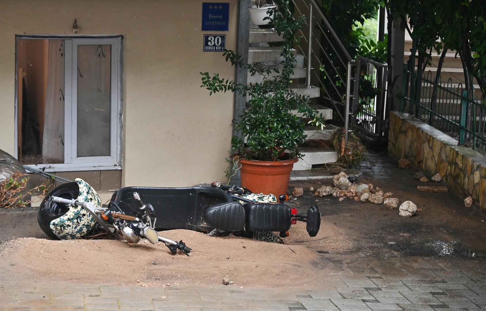 05.10.2024., Podgora - Jako nevrijeme gdje je palo do 140 litara kise po cetvornom metru strovilo je bujice na ulicama Podgore. Photo: Matko Begovic/PIXSELL