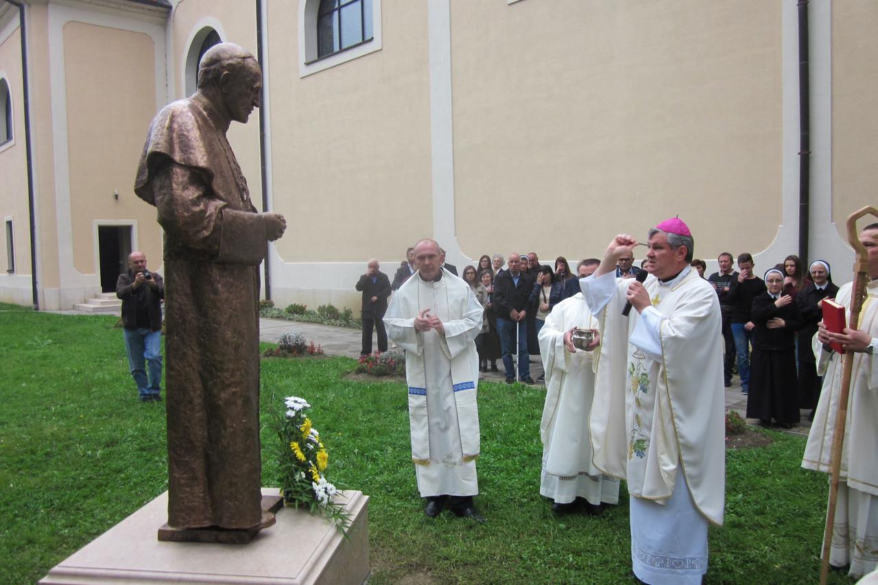 Spomenik Franji Kuhariću u Petrinji