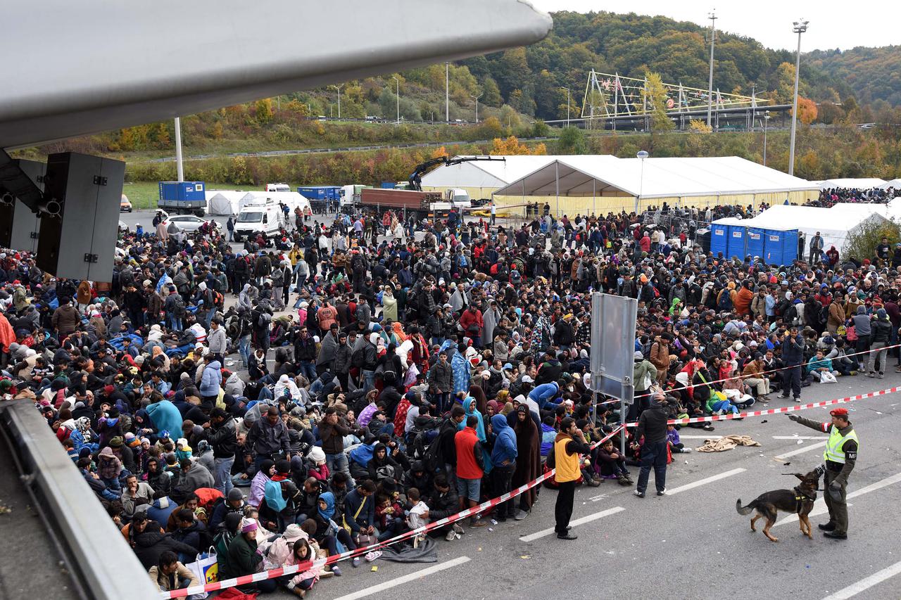 22.10.2015., Spielfeld, Austrija- Na austrijsku granicu stiglo vise od 2000 migranata, a tisuce su jos u dolasku. Austrijska policija uvodi red jer je pritisak iz Slovenije prevelik. Izbjeglice autobusima krecu prema Njemackoj. Photo: Vjeran Zganec Rogulj