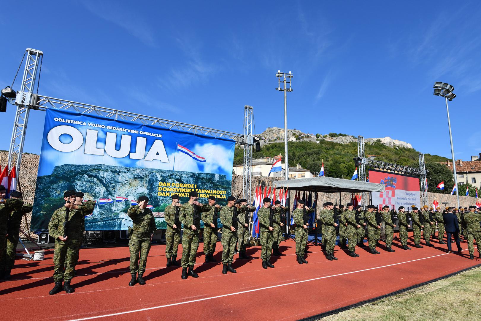 Svečanost na stadionu završava prikazom sposobnosti pripadnika Hrvatske vojske i policije te letačkim programom, a potom će se služiti misa u Crkvi Gospe Velikog Hrvatskog Krsnog Zavjeta s početkom u 12 sati.