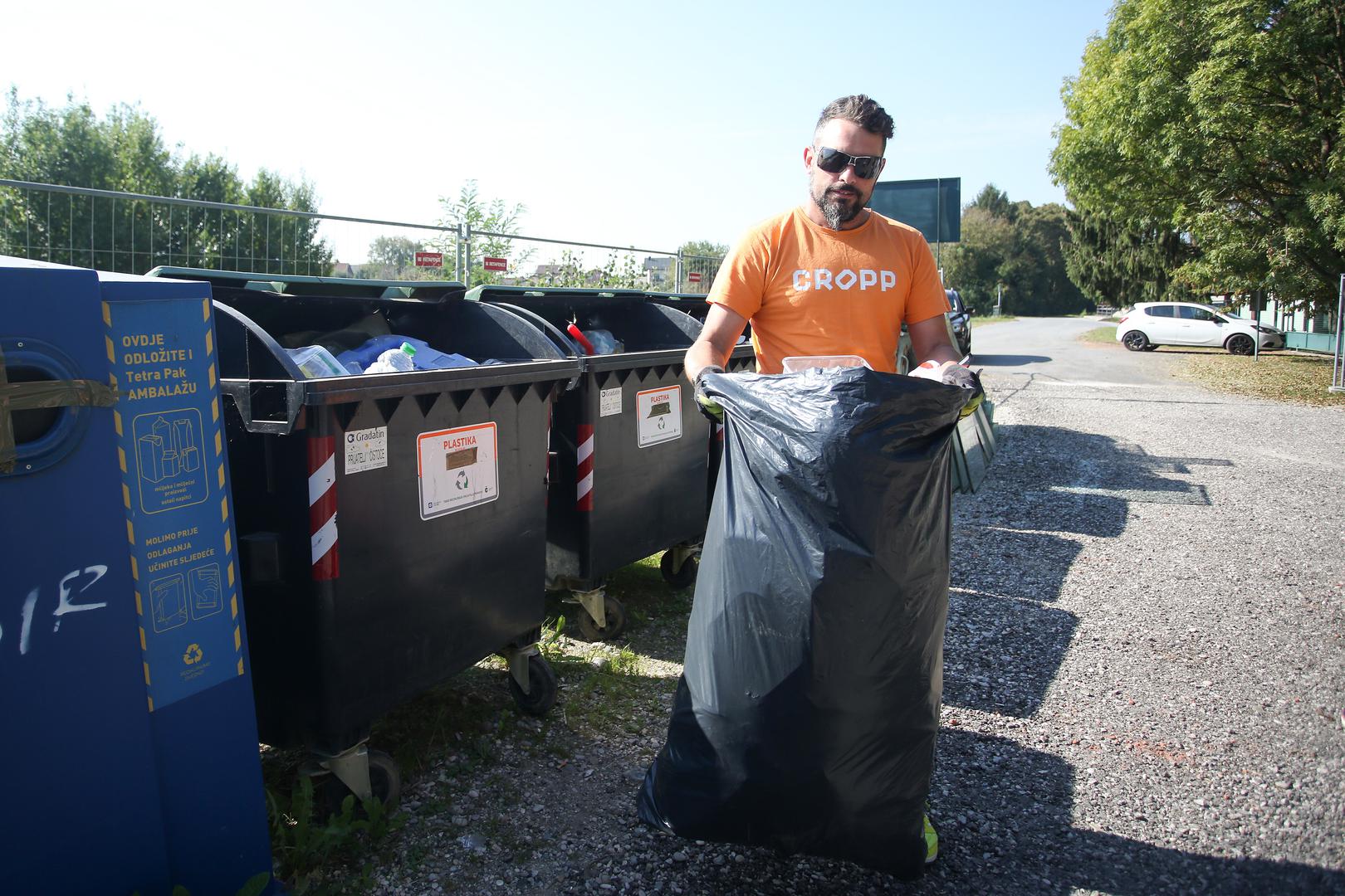 Siniša Legros odvaja otpad i donio je punu vreću plastike