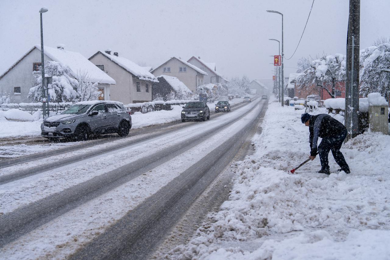 Gospić pod debelim snijegom, jutros izmjerena 23 centimetra