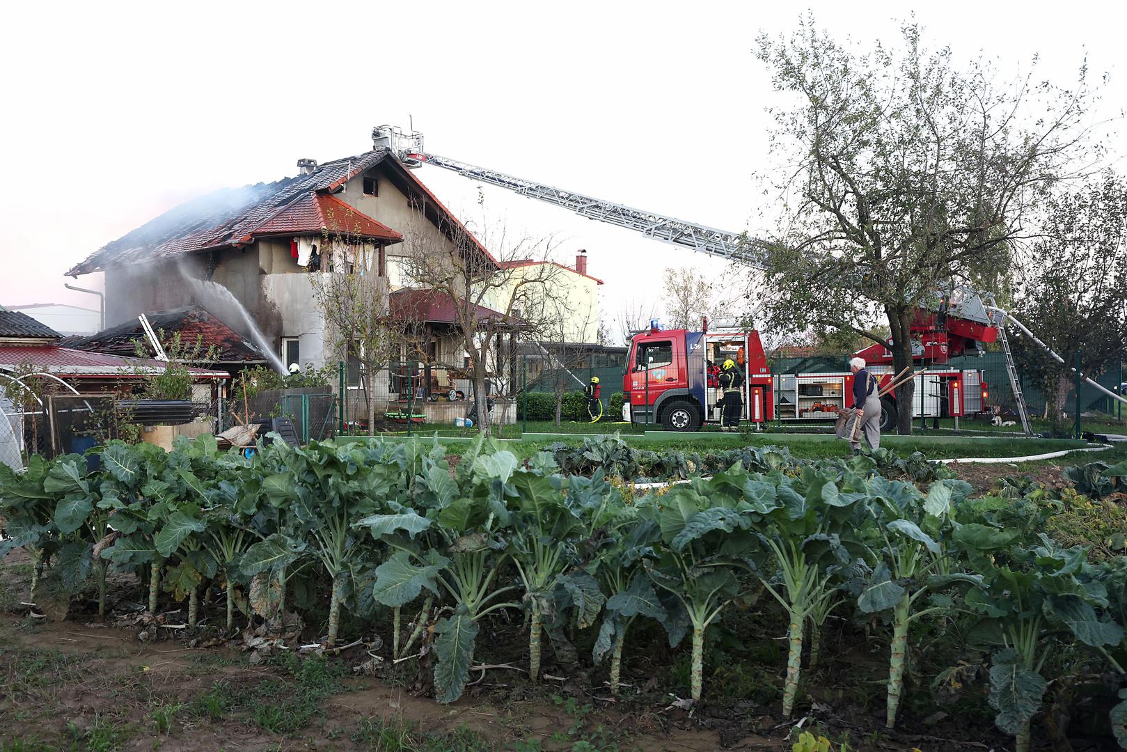 Radi se o požaru garaže 8x4m s autom unutra koji se po fasadi od stiropora prenio na krovište. Oštećen je zid na kojem se nalazi glavni plinski ventil, plin i dalje istječe i gori.