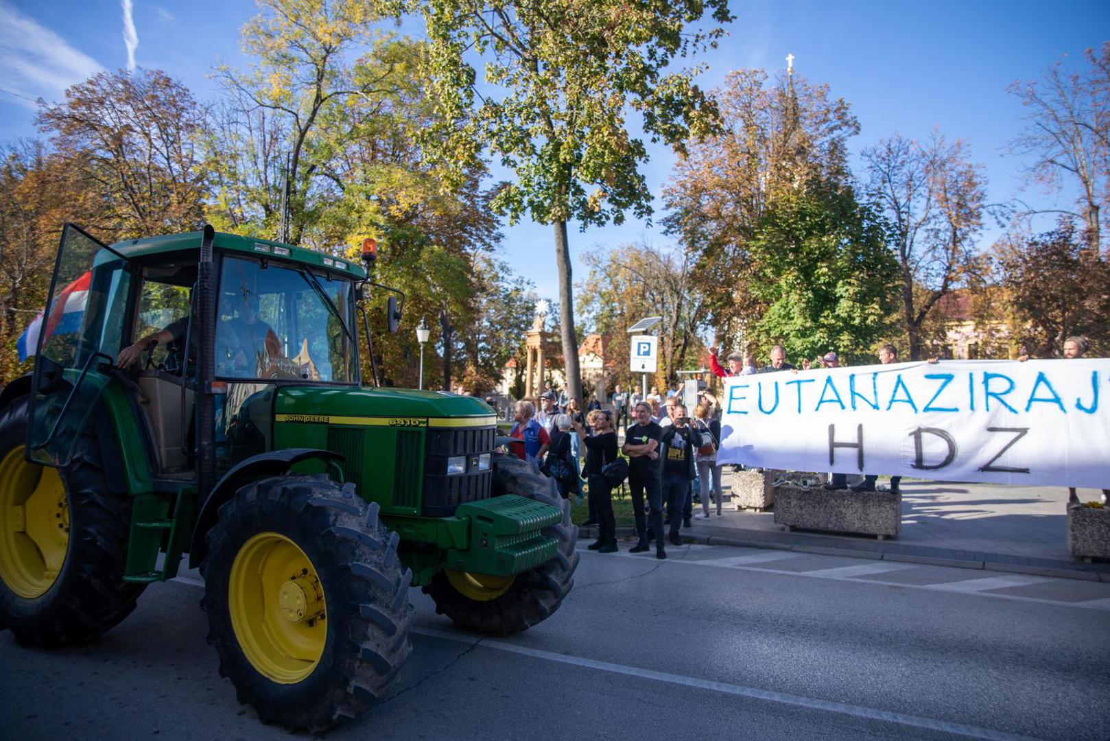 29.10.2023., Vinkovci - Prosvjed svinjogojaca u Vinkovcima zbog africke svinjske kuge. Photo: Borna Jaksic/PIXSELL