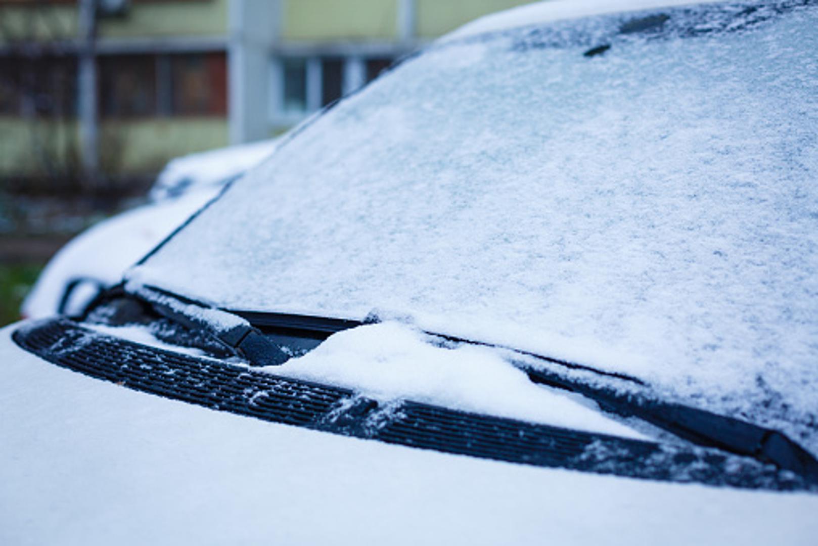 No i jedan jednostavan trik, koji mnogima ne bi pao na pamet, navodno sprečava da dođe do zamrzavanja stakala, piše Mirror. Očistite luk, prerežite ga na pola i njime istrljajte stakla noć prije najavljenih niskih temperatura, odnosno kada stakla nisu zaleđena. Zvuči neobično, no isplati se pokušati. 