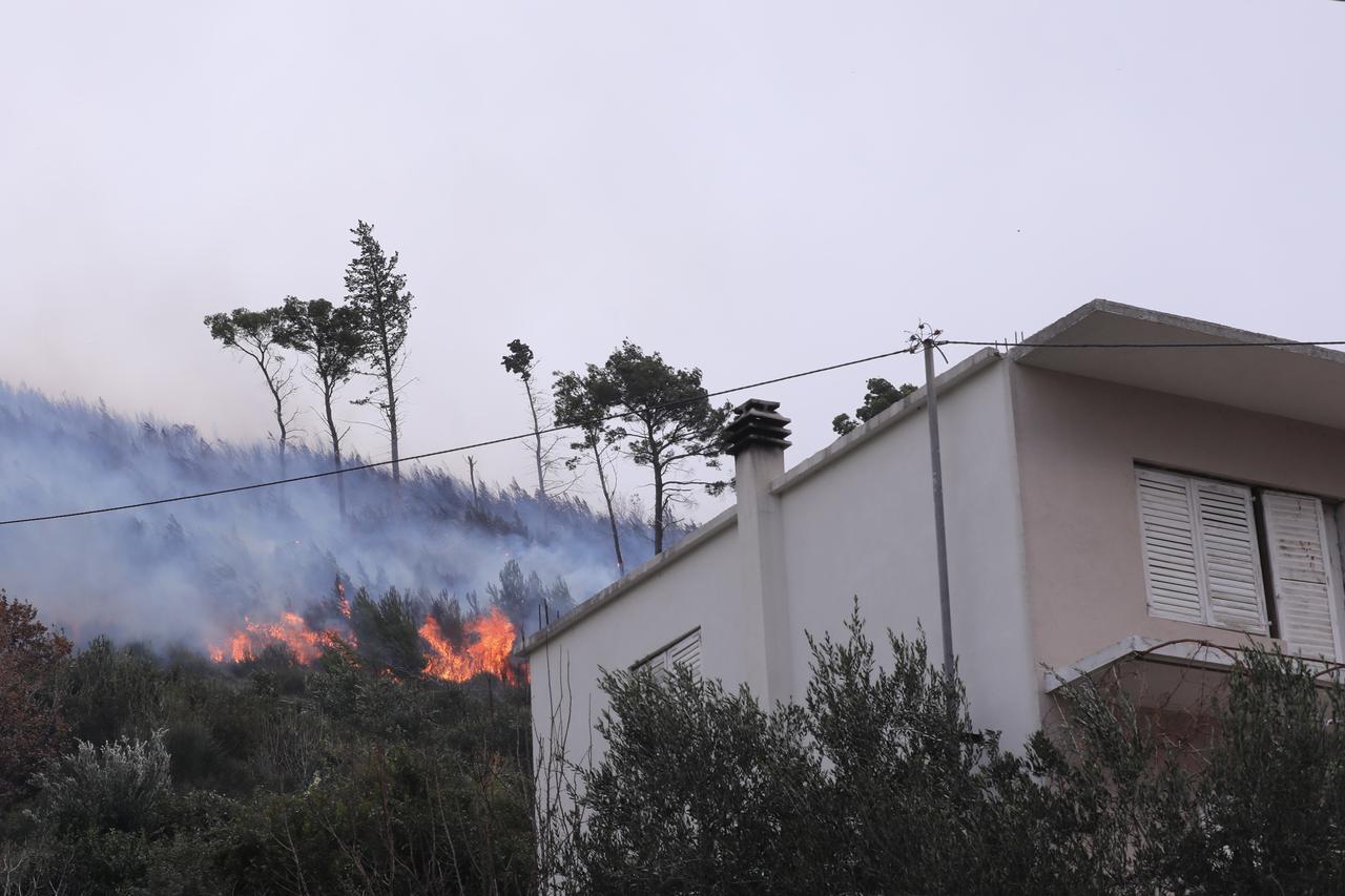 Izbio je požar u okolici Splita, jak vjetar otežava gašenje