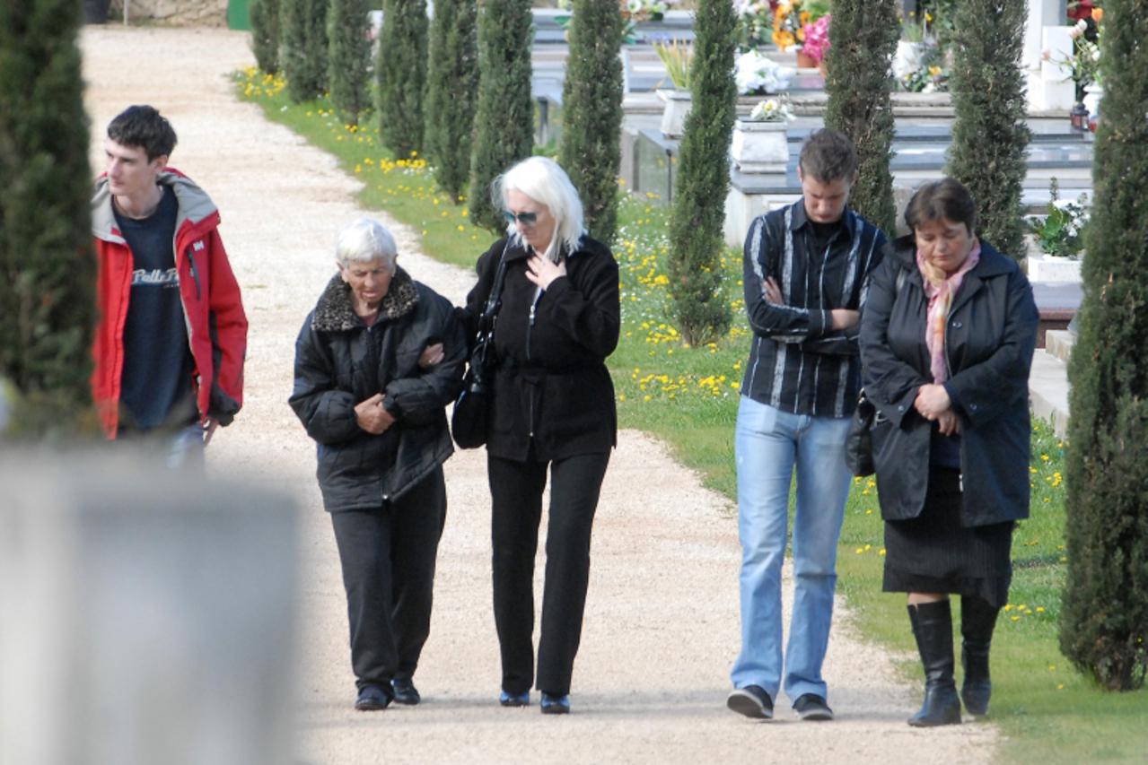 'Za Dalmaciju 020410 Obitelj Nenada Nikpalja koji je mrtav lezao u krevetu dvije godine danas je sahranila tijelo na zadarskom groblju. Centar za socijalnu skrb odbio je podmiriti troskove pogreba Pho