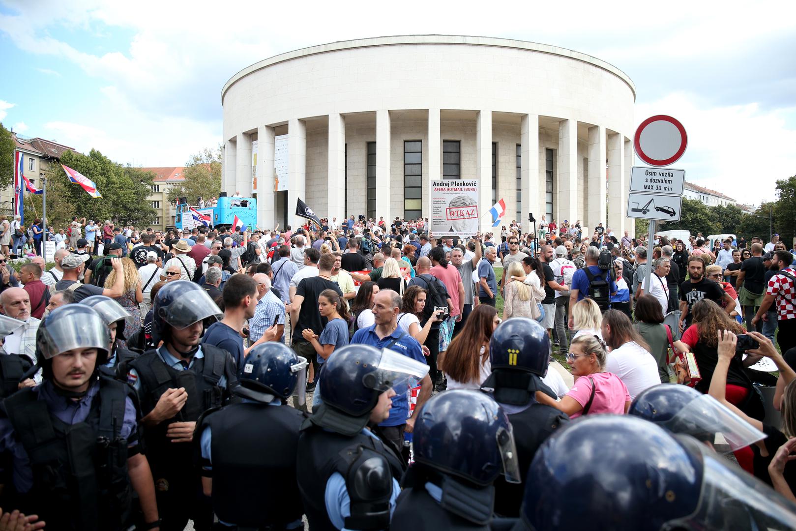 10.09.2022., Zagreb - Prosvjed "Dajemo vam otkaz" ispred sjedista HDZ-a. Photo: Matija Habljak/PIXSELL