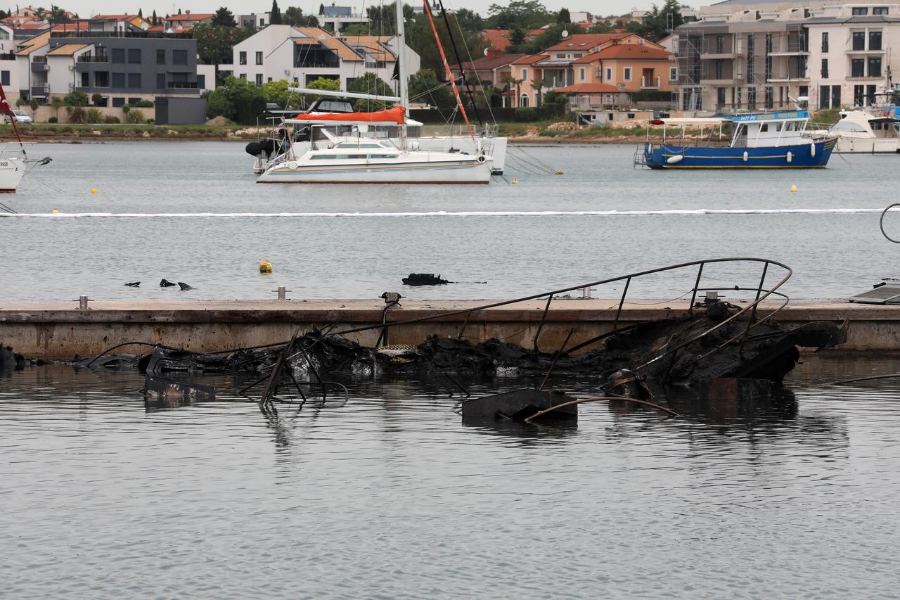 Medulin: Požar na brodovima u marini.