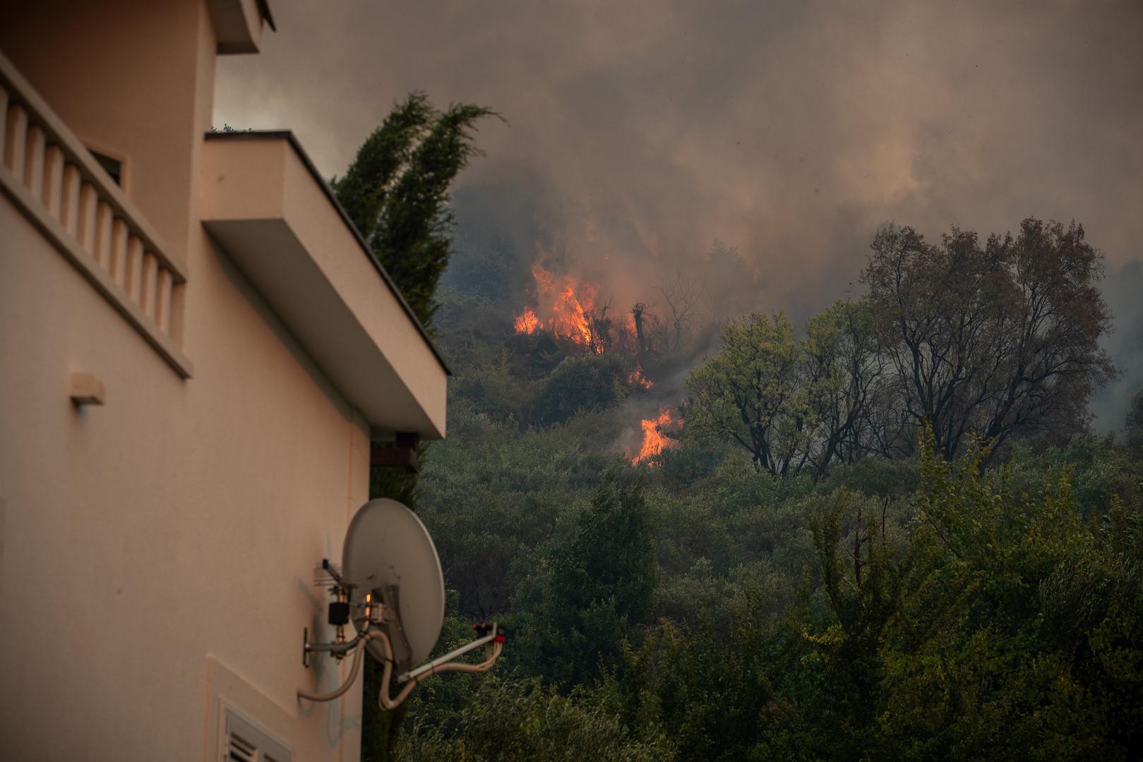 27.08.2024., Zrnovnica - U poslijepodnevnim satima vjetar je ponovno razbuktao pozar koji je usao u Zrnovnicu. Photo: Zvonimir Barisin/PIXSELL