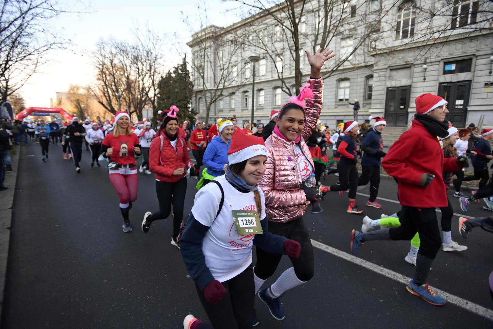 12.12.2021., Zagreb - Ispred hotela Westin startalabozicna utrka Zagreb Advent run 2021.