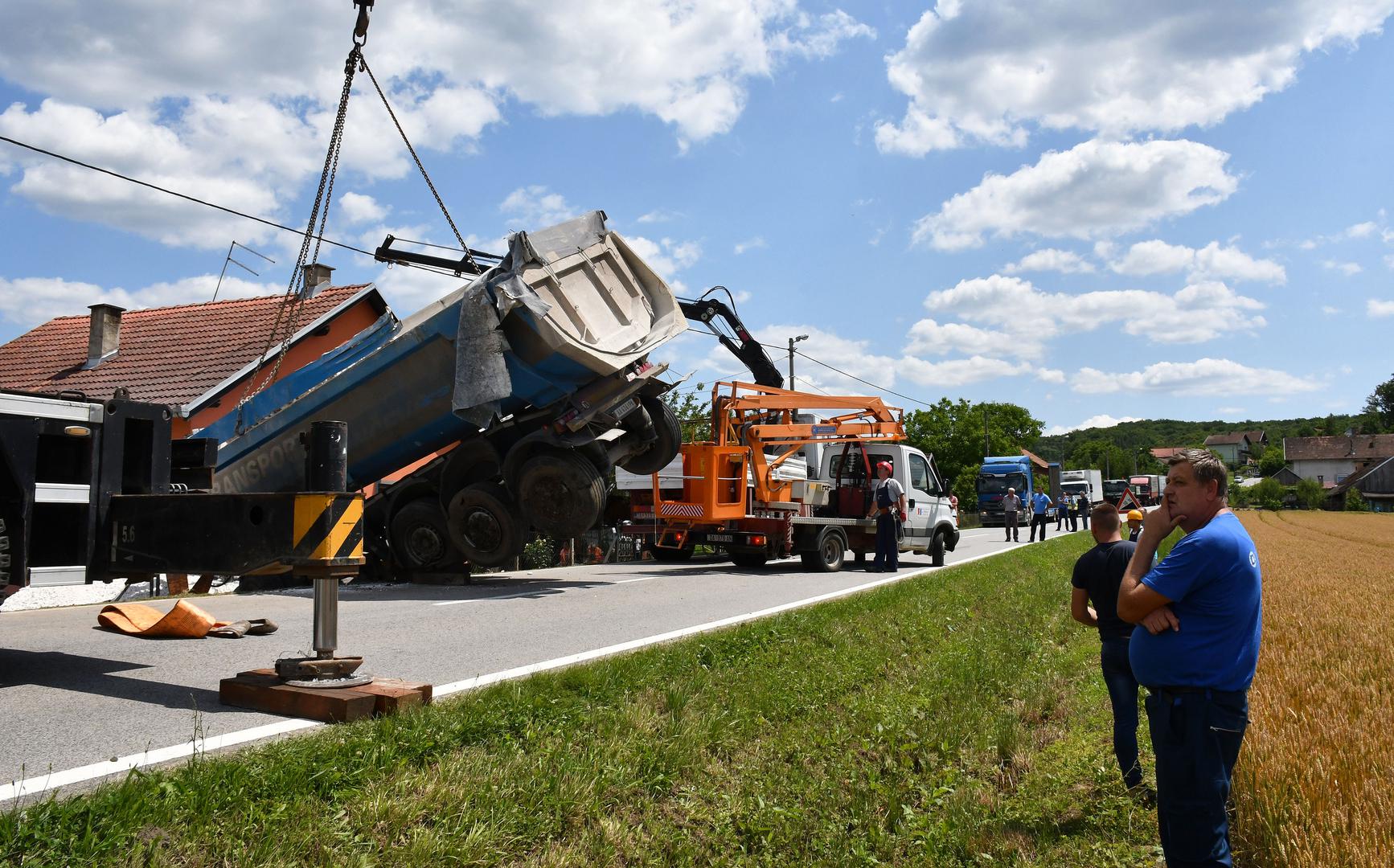 24.06.2020., Omanovac - U selu Omanovac pokraj Pakraca kamion natovaren vapnom zabio se u obiteljsku kucu. Vozac kamiona je zadobio teze ozljede i prevezen je u Opcu zupanijsku bolnicu Pakrac. U trenutku nesrece u kuci je bilo dvoje ukucana, sin i majka. Photo: Ivica Galovic/PIXSELL