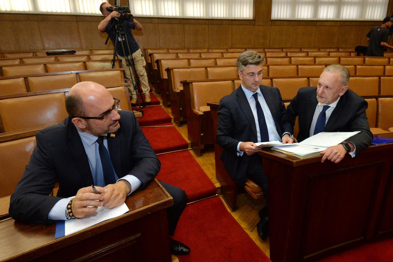 Plenković je na pitanja o kurikularnoj reformi odgovorio da politiku vodi Vlada, a ne pojedinačni ministri te da će inzistirati na konsenzusu