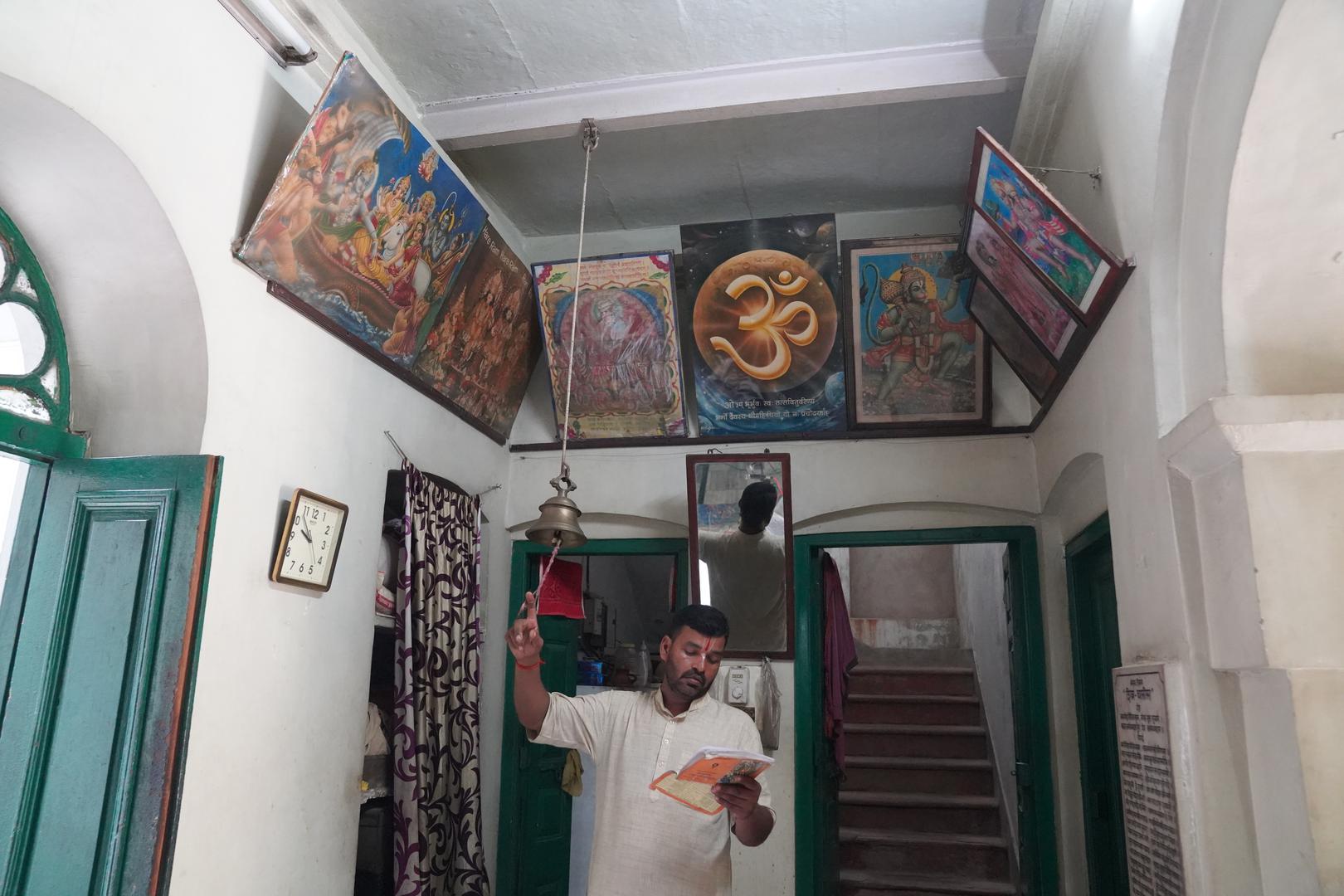 19 July 2024, India, Varanasi: The Hindu priest Kalikant Dubey performs Hindu rituals daily in the Mukti Bhawan (House of Salvation). Photo: Anne-Sophie Galli/dpa Photo: Anne-Sophie Galli/DPA