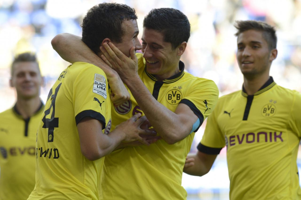 'Borussia Dortmund\'s Ivan Perisic (2nd L) and Robert Lewandowski (2nd R) celebrate after scoring during their German Bundesliga first division soccer match against Hamburger SV in Hamburg, September 