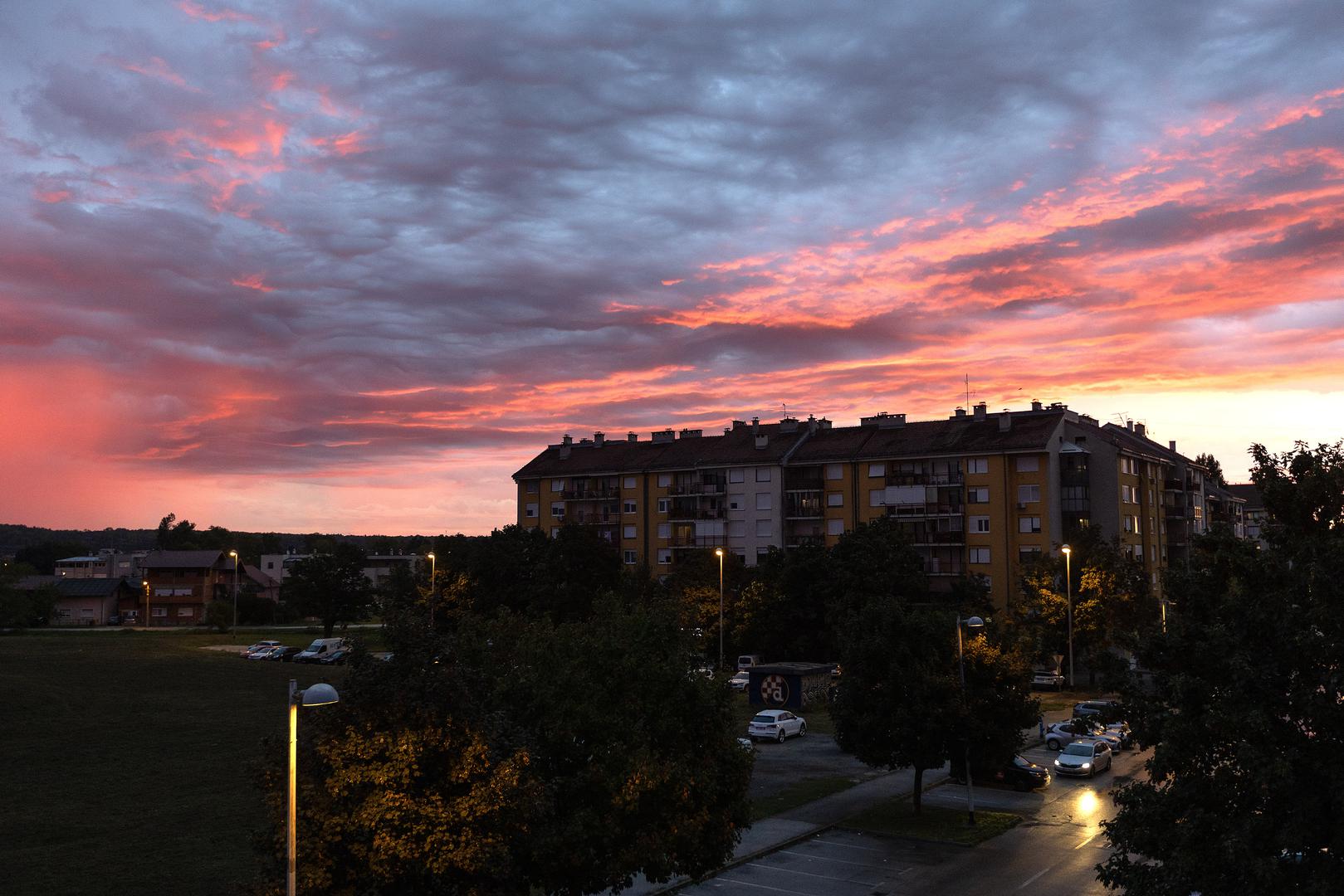 Na Jadranu vrijedi narančasto upozorenje Meteoalarma zbog mogućih obilnih kiša, dok je u drugim dijelovima Hrvatske na snazi žuto upozorenje zbog obilnih kiša.