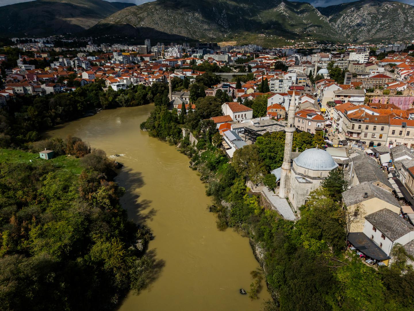 Inače, među nestalima danas je pronađeno i tijelo mladog Ernada Begovića koji je poginuo dok je spašavao svoje susjede od poplava. Hayat javlja kako je njegovo tijelo pronađeno nakon što ga je bujica odnijela ispred očevih očiju nakon što su spasili 10 ljudi. 