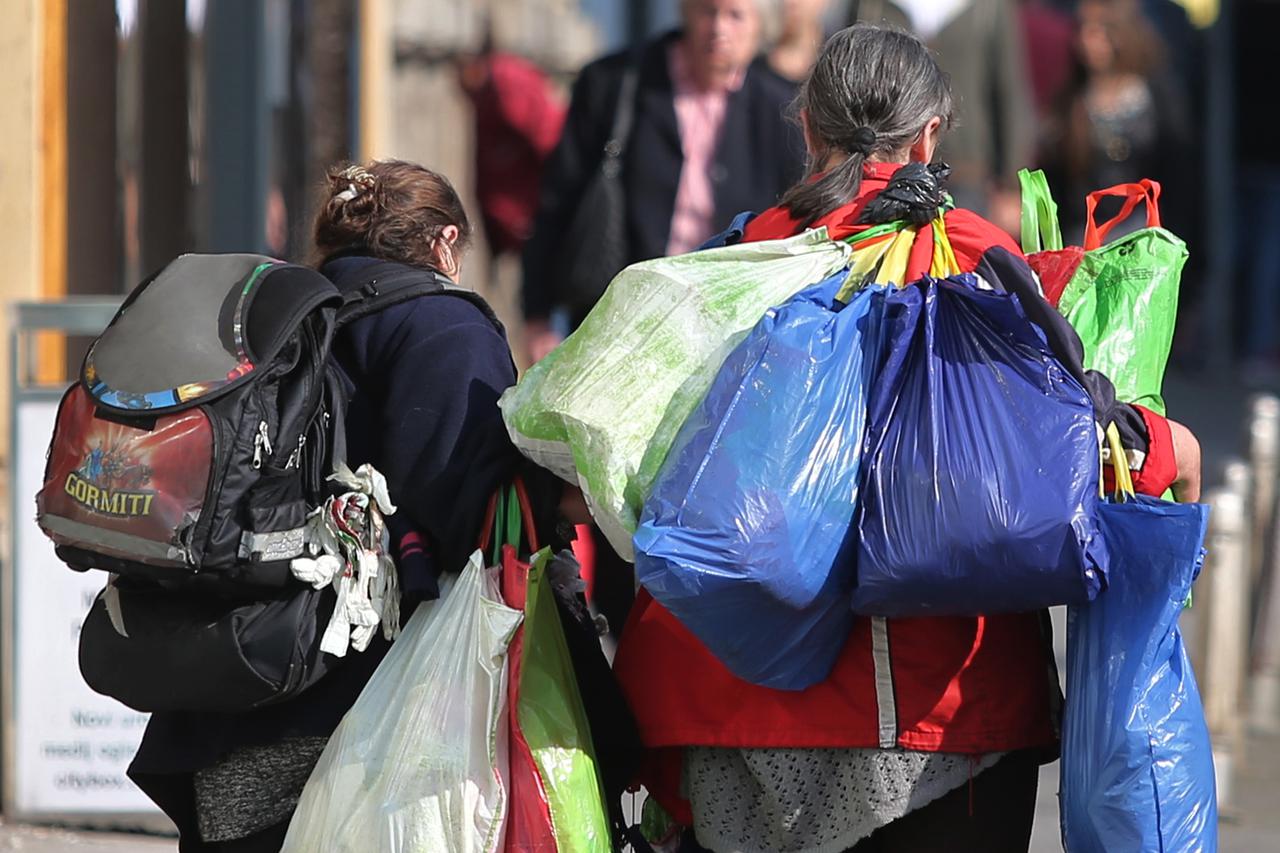 18.09.2014., Zagreb - Dvije starice slabijeg imovinskog stanja, natovarene punim vrecicama i torbama hodaju Frankopanskom ulicom te tako privlace paznju ostalih gradjana. Photo: Sanjin Strukic/PIXSELL