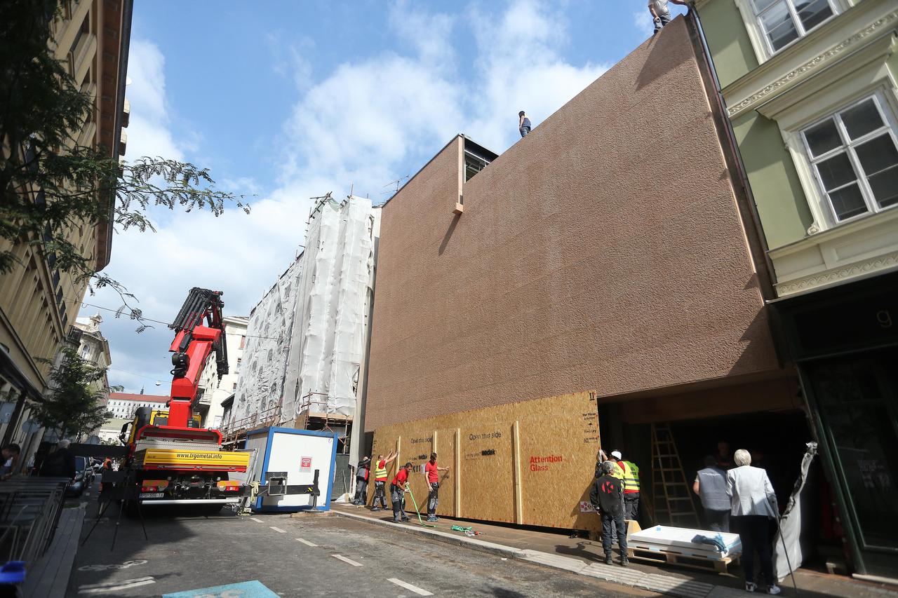 Zagreb: Postavljanje najvećeg stakla ikada ugrađenog u RH