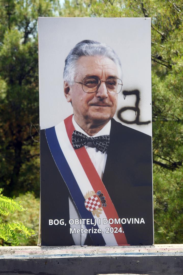 Nije ovo prvi put da je slika prvog hrvatskog predsjednika na meti vandala. Netko je plakat išarao i početkom ožujka, a tada su Tuđmanu crnim sprejem prekrivene oči.